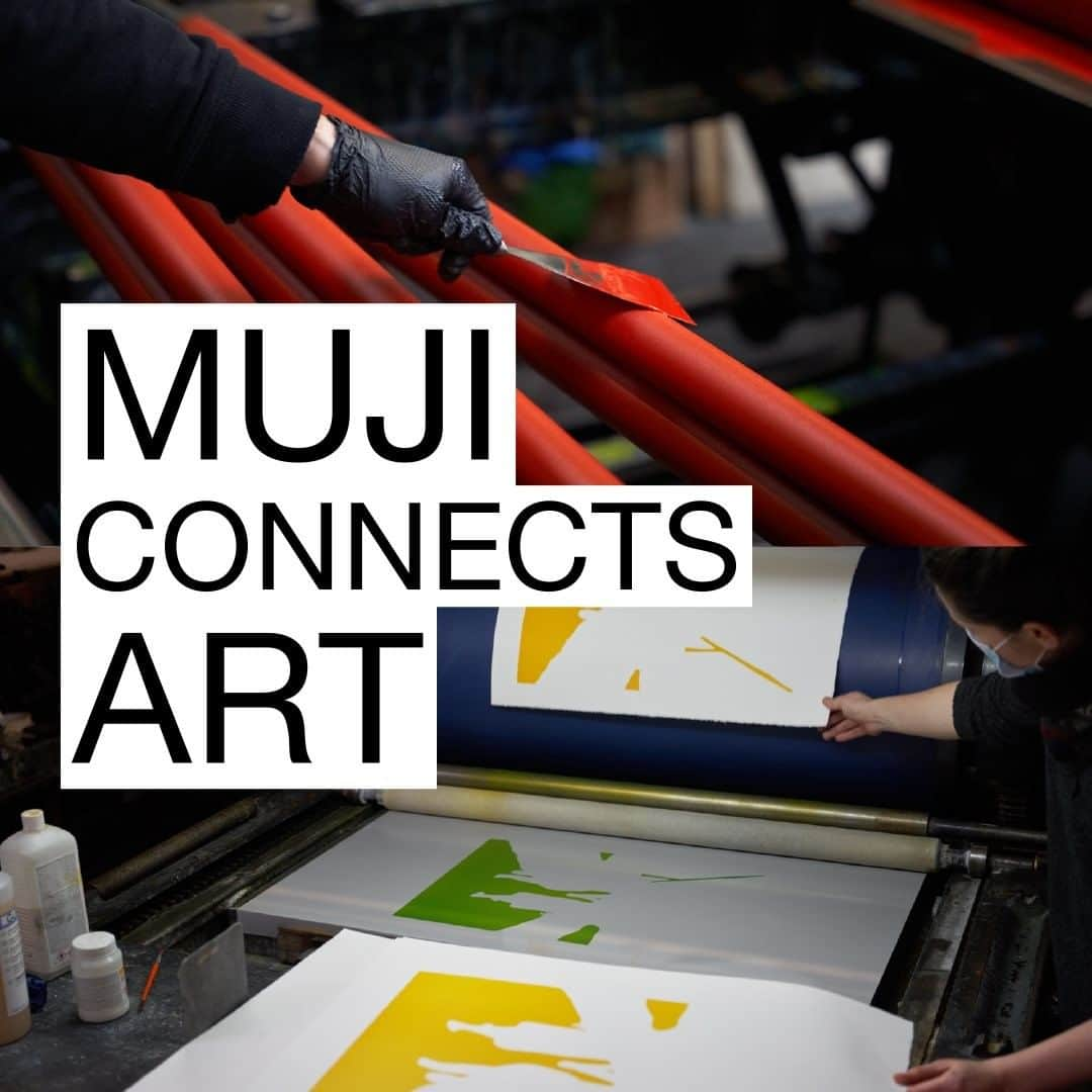 無印良品さんのインスタグラム写真 - (無印良品Instagram)「MUJI CONNECTS ART - 無印良品は、生活の基本となるものづくりを通して、ものの本質を見つめ直し、「感じ良いくらし」の探求を続けています。アートとは、生きることそのものの体現であり、無印良品が問い続けるくらしの原点を表現するひとつでもあります。「MUJI CONNECTS ART」は、「感じ良いくらし」の実現を目指す活動のひとつとして、人と人、人と社会がつながり、生活にアートを取り入れてほしいというメッセージを込めたプロジェクトです。  第一弾は、国内外で活動する4名のアーティストが描き下ろした作品を、フランス・パリのリトグラフ工房「Idem Paris（イデム・パリ）」と協働で制作。無印良品 銀座 とネットストアで展示販売します。（各限定100部） リトグラフは、職人たちの手作業により、一つひとつ異なる、一点物に近い風合いに仕上がることが魅力です。くらしの中に取り入れやすいアートでありながら、そこには確かな人の手の痕跡を感じ取ることができます。  社会構造や生活様式が変化しても、人の手から生み出されるアートは私たちに何かを感じるきっかけを与えてくれ、時に人々をつなぎ、支えるものにもなります。 本展が今を生きる私たちにとって、人間本来の生きる力を育み、明るい未来へとつながる機会になれば幸いです。 - #無印良品 #MUJI #idemparis #mujiginza #ateliermujiginza #ateliermujiginza_gallery #muji_connects_art」2月10日 17時00分 - muji_global