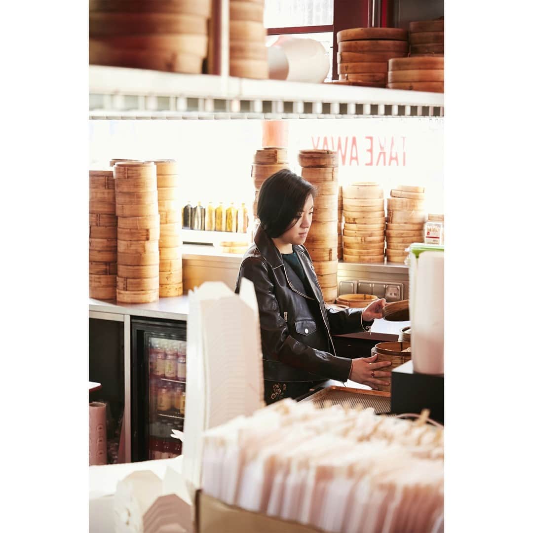 のインスタグラム：「Portrait d'une femme inspirante - Céline Chung⠀⠀⠀⠀⠀⠀⠀⠀⠀ ⠀⠀⠀⠀⠀⠀⠀⠀⠀ « Bao Family, c’est mon monde, c’est la place que je me suis créé, c’est tout ce que j’aime : une cuisine aux saveurs complexes mais au goût de reviens-y, des plats traditionnels mais modernes, des lieux aux design entre Paris et Shanghai. »⠀⠀⠀⠀⠀⠀⠀⠀⠀ La Bao Family se compose du Petit Bao, la cantine de la rue Saint-Denis qui a popularisé le Bao !⠀⠀⠀⠀⠀⠀⠀⠀⠀ Et du Gros Bao (ouvert en Juillet dernier), dont le défi est de mettre en lumière et rendre accessible des plats phares des 8 styles culinaires de Chine comme le canard laqué à la pékinoise, les char Siu Bao du canton ou bien encore le lu rou fan de Taiwan.⠀⠀⠀⠀⠀⠀⠀⠀⠀ ⠀⠀⠀⠀⠀⠀⠀⠀⠀ Photo @herve_coutin - @celine.chg @bao.family   Celine porte la veste en cuir Joy division et le pull Picasso thym de la collection automne hiver cycle ⠀⠀⠀⠀⠀⠀⠀⠀⠀ ⠀⠀⠀⠀⠀⠀⠀⠀⠀ #empowermentwomen #baofamily #valentinegauthier #bemyvalentine #parisiandesigner #sustainabality」