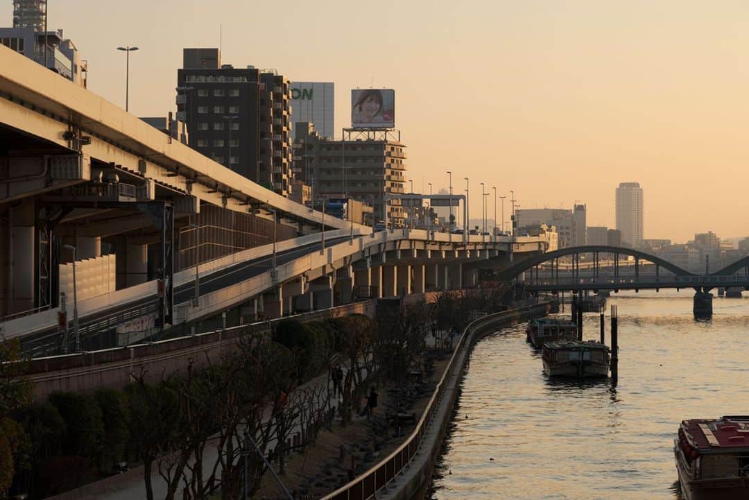 のインスタグラム：「「夕方の隅田川／sumidariver(2021.1.21撮影)」最寄駅：浅草駅  #夕日 #隅田川 #スカイツリー #下町 #浅草 #浅草寺 #sunset  #tokyotokyo #tokyogram #moodygrams #jp_gallery #ptk_japan #gdayjapan #realtokyo #beautifuldestinations #tokyojapan #instatokyo #loves_nippon #phos_japan #bestjapanpics #cooljapan #japan_of_insta #photo_jpn #illgrammers #景色 #東京 #Tokyo #东京 #도쿄 #tokyogood」