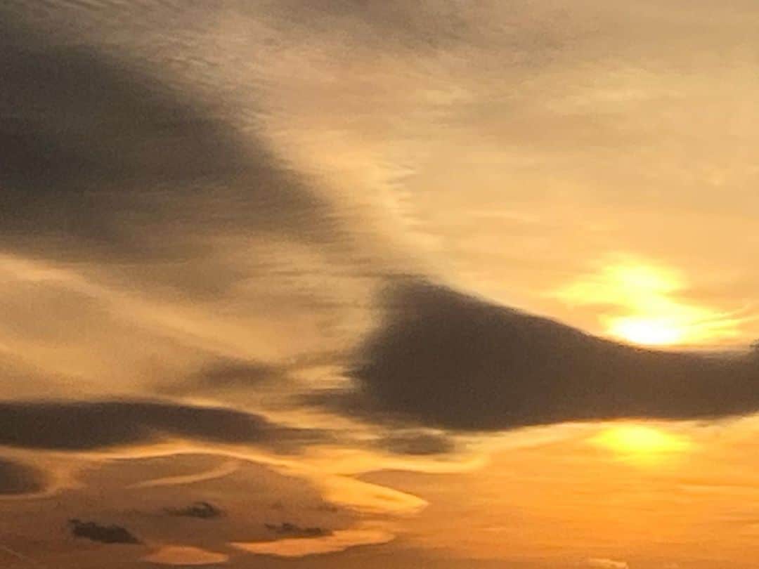 倉田雅世さんのインスタグラム写真 - (倉田雅世Instagram)「日が長くなりましたね。 今日の夕陽と雲は、なんだか幻想的です。」2月10日 16時56分 - kuralamune