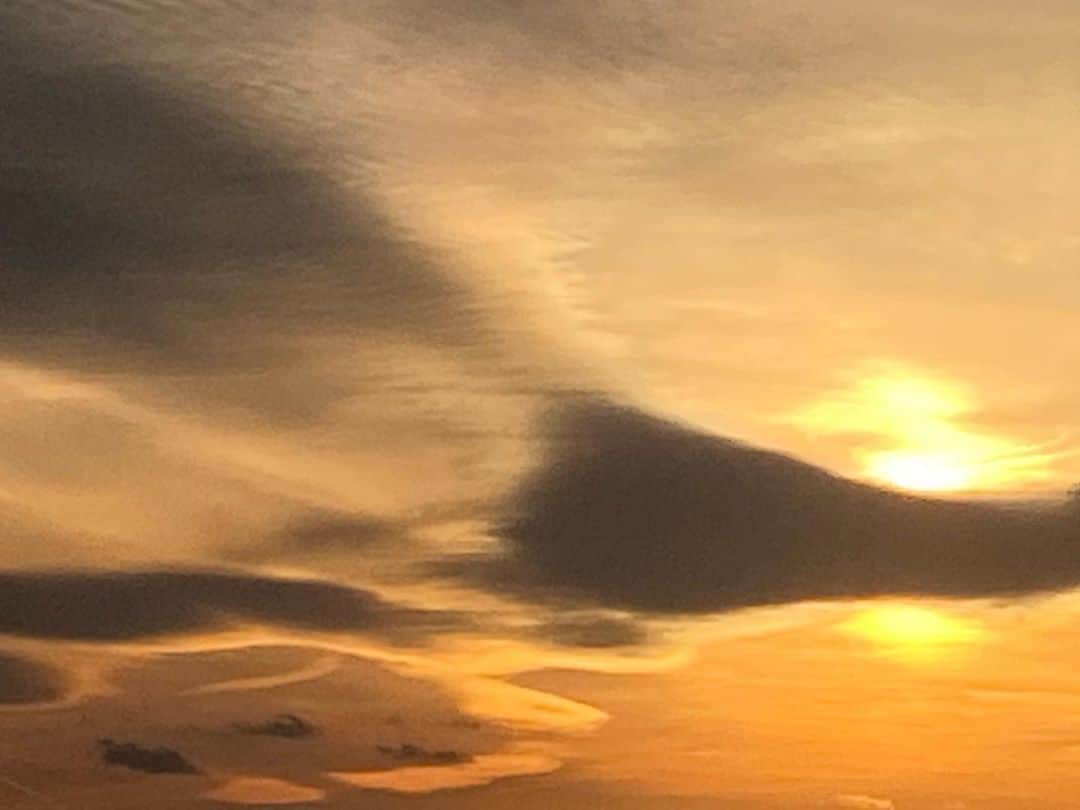 倉田雅世のインスタグラム：「日が長くなりましたね。 今日の夕陽と雲は、なんだか幻想的です。」