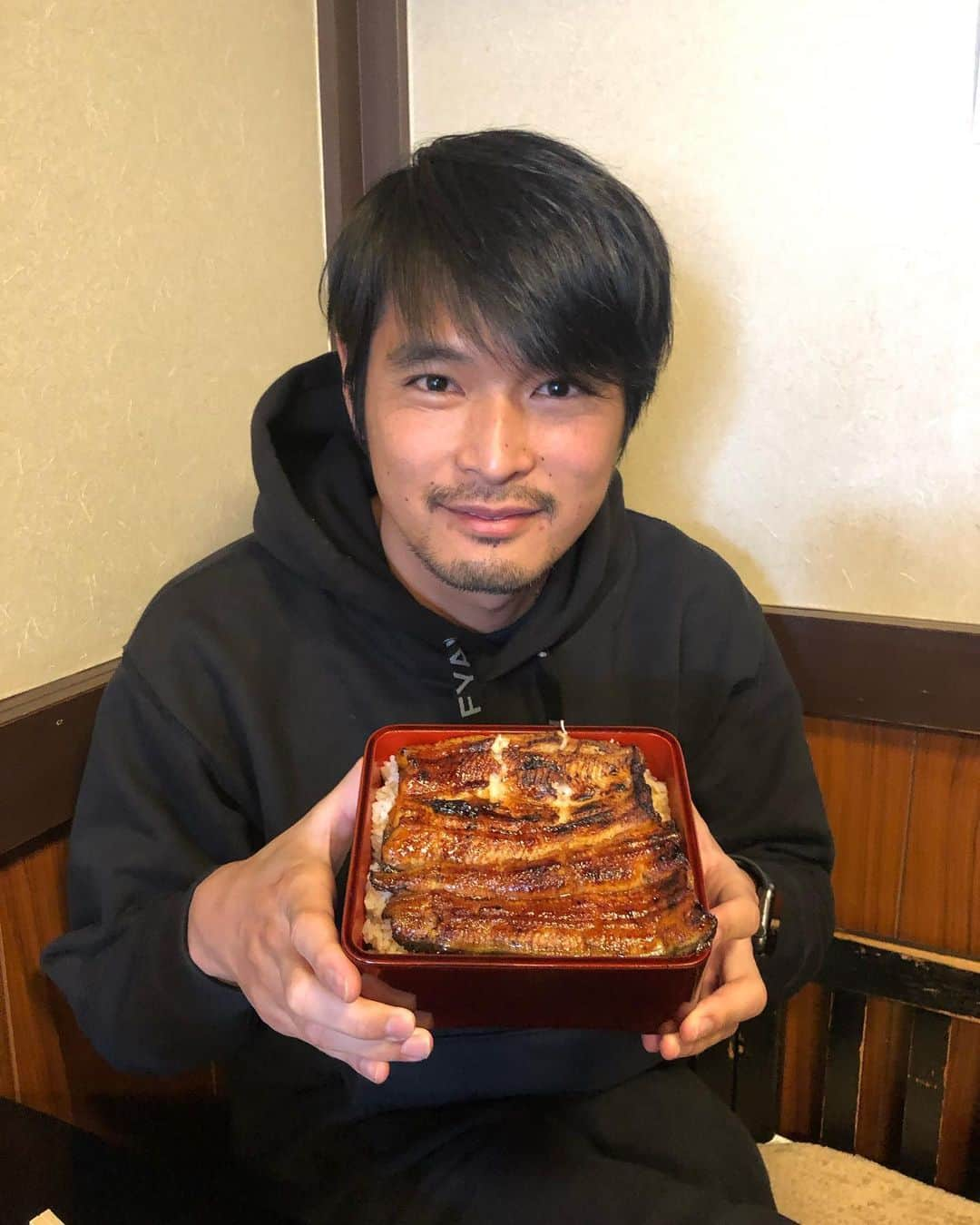 青山隼さんのインスタグラム写真 - (青山隼Instagram)「久しぶりに鰻重食べました。 大きくて分厚くて食べ応えがありました。 半年に一回ぐらいのご褒美かな。笑 美味しかったです！  #食べ物 #食 #青山隼 #元プロサッカー選手 #俳優 #タレント #名古屋グランパス #セレッソ大阪 #浦和レッズ #徳島ヴォルティス #レジェンド #アンバサダー  #仙台 #徳島 #モルック」2月10日 16時58分 - jun_aoyama_show_wa