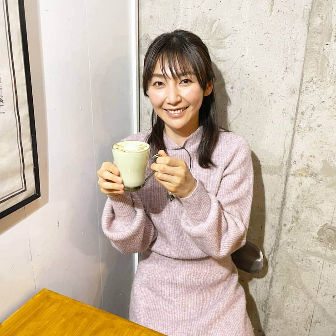 橋本真衣のインスタグラム：「. 久しぶりの 外ロケ🙄❤️ . . #久しぶりのカフェ#嬉しい#この緑のラテは何なのか#ももち浜ストア#ご覧ください🤗」