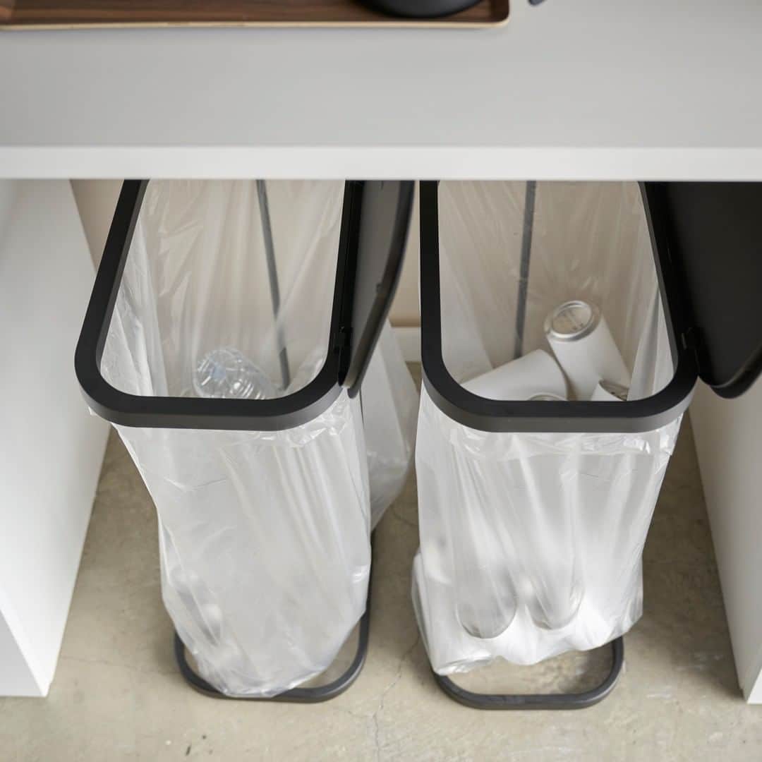 yamazaki_japanさんのインスタグラム写真 - (yamazaki_japanInstagram)「ゴミが捨てやすい横開きタイプのゴミ箱「横開き分別ゴミ袋ホルダー ルーチェ」のご紹介です。 横開きで、食器棚の下にも設置しやすいゴミ袋ホルダー。 フレームでデザインされているため、袋の膨らみを止めることなく、袋いっぱいにゴミを捨てることができます。 キッチンに合わせて、正面・横向きどちらでもご使用可能。 開口の面積が広いのも嬉しいポイント◎  袋を交換する際は、前からサッと引き抜くだけで簡単に取り外すことができます。 並べて使用することでキッチンが統一した雰囲気に。  ■SIZE　約W22×D34×H56cm ■対応サイズ　30～45Lのポリ袋(目安) ■蓋開口時最大高さ約77cm --------------------------------- 山崎実業のコラムサイト「Simple Life Lab.」も運営中◎ 暮らしのアイデアや、漫画ヤマクマちゃんなど様々なコンテンツが掲載されています。 是非ご覧ください。 https://www.yamajitsu.co.jp/lab/ --------------------------------- #home#LUCE#ゴミ箱#ゴミ袋#分別ゴミ袋ホルダー#トラッシュカン#ダストボックス#キッチンゴミ箱#キッチン#モノトーンインテリア#整理整頓#整理収納#暮らし#丁寧な暮らし#シンプルライフ#おうち#収納#シンプル#モダン#便利#おしゃれ #雑貨 #yamazaki #山崎実業 #ヤマジツ」2月10日 16時59分 - yamazaki.home.channel