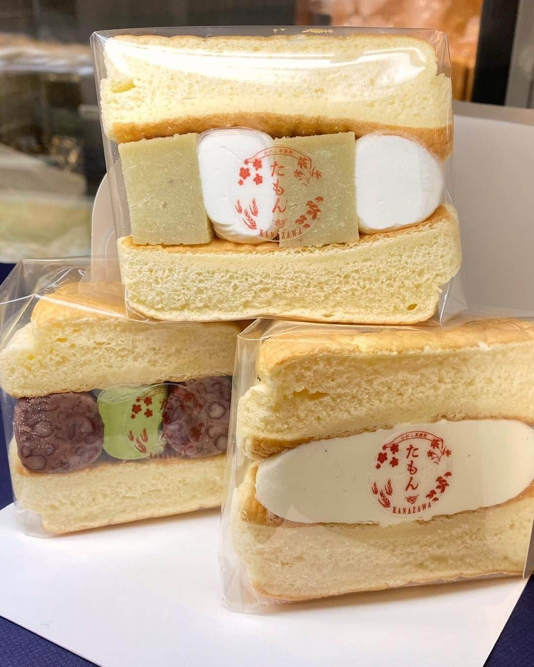 ISETAN PARK netさんのインスタグラム写真 - (ISETAN PARK netInstagram)「食べたいパンを見つけて🍞💕  朝食でも、おやつタイムでもいつ食べてもおいしいパン🍞 本場フランスのブーランジェリーから、地元の素材を活かした個性派のパンや話題の食パンまで、ラインナップ豊かなパンが勢ぞろいしました🍞🥐 今が旬のとちおとめ苺を使ったパンも🍓♪  外はさっくり、中はしっとり食感を味わったり、食パンの風味、生地に練りこまれた素材を堪能したり、カレーパンやパンサンドケーキなど、それぞれの魅力がたっぷりで、全部食べたい♡  「皆さまに、焼き立てパンの良い香りも一緒にお届けできたら…！」と思うInstagram担当でした✏️  パンの魅力に酔いしれる七日間 ■2月10日(水)～2月16日(火) ■本館地下1階 フードコレクション  本イベント情報は @isetan_shinjuku ストーリー「POP UP」またはこちら▼ https://www.isetan.mistore.jp/shinjuku/shops/foods/foodcollection/shopnews_list/shopnews011.html  @iseatan_gourmet #パン #パンマニア #パン祭り #パンの魅力 #パンの魅力に酔いしれる七日間 #食パン #シュトーレン #カレーパン #リベルテパティスリーブーランジェリー #ティエリーマルクスラブーランジェリー #ザスタンダードベイカーズ #リトルプリンセス #もとむのカレーパン #Cafeたもん #MOOJUUBREAD #ポワンエリーニュ #isetan #isetanshinjuku #伊勢丹 #伊勢丹新宿店 #伊勢丹グルメ #伊勢丹デパ地下 #isetan_gourmet」2月10日 17時02分 - isetan_shinjuku