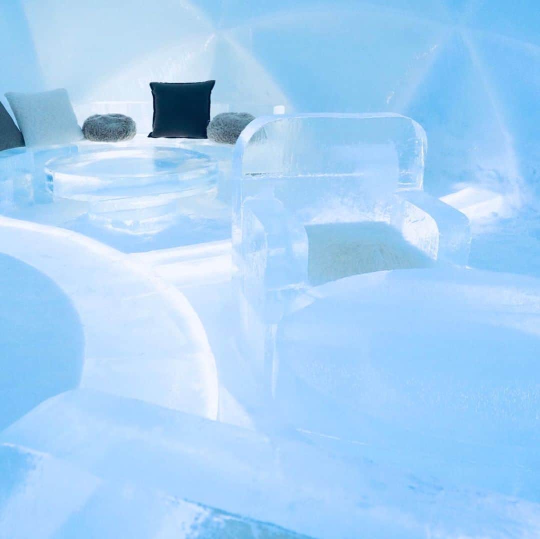 星野リゾート　トマムさんのインスタグラム写真 - (星野リゾート　トマムInstagram)「Ice Village Ice Hotel  氷の街アイスヴィレッジにある氷のホテル。一枚のドーム上の氷でできているため、室内は風を通さず快適に過ごせます。とはいえ、室内はマイナスの気温。宿泊体験の際には、マイナス30℃まで利用可能なシュラフをご用意しています。氷の露天風呂でぽかぽかに温まり、夜はぐっすりとおやすみください✨  #HoshinoResorts #星野リゾート #tomamu #hoshinoresortstomamu #星野リゾートトマム #トマム #risonaretomamu #リゾナーレトマム #risonare #リゾナーレ #北海道旅行 #星野集團 #Hokkaidotrip #アイスヴィレッジ #icevillage #icehotel」2月10日 17時03分 - hoshinoresorts_tomamu