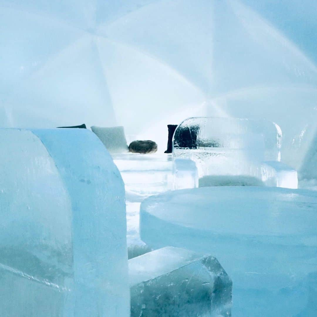 星野リゾート　トマムさんのインスタグラム写真 - (星野リゾート　トマムInstagram)「Ice Village Ice Hotel  氷の街アイスヴィレッジにある氷のホテル。一枚のドーム上の氷でできているため、室内は風を通さず快適に過ごせます。とはいえ、室内はマイナスの気温。宿泊体験の際には、マイナス30℃まで利用可能なシュラフをご用意しています。氷の露天風呂でぽかぽかに温まり、夜はぐっすりとおやすみください✨  #HoshinoResorts #星野リゾート #tomamu #hoshinoresortstomamu #星野リゾートトマム #トマム #risonaretomamu #リゾナーレトマム #risonare #リゾナーレ #北海道旅行 #星野集團 #Hokkaidotrip #アイスヴィレッジ #icevillage #icehotel」2月10日 17時03分 - hoshinoresorts_tomamu