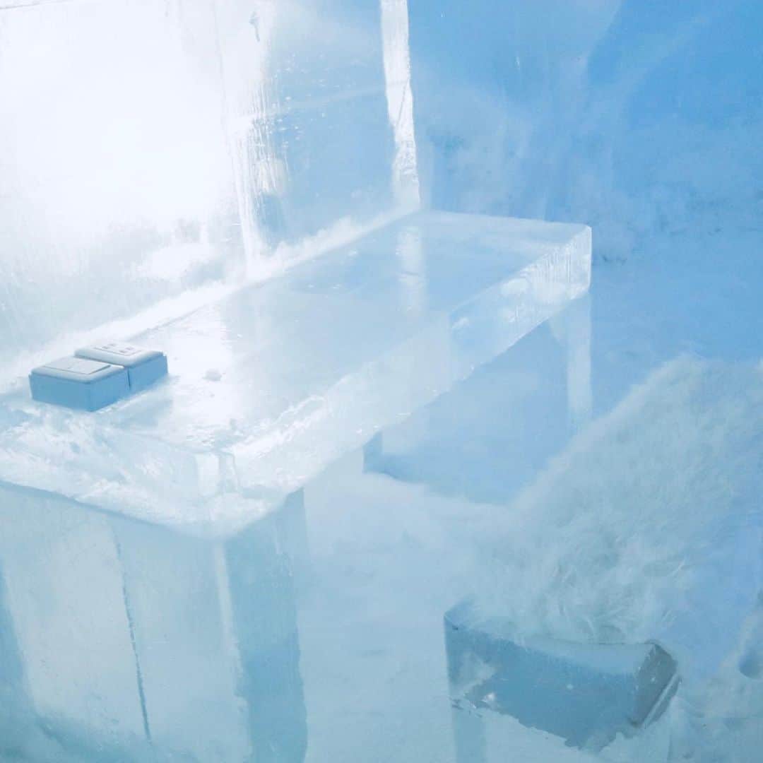 星野リゾート　トマムさんのインスタグラム写真 - (星野リゾート　トマムInstagram)「Ice Village Ice Hotel  氷の街アイスヴィレッジにある氷のホテル。一枚のドーム上の氷でできているため、室内は風を通さず快適に過ごせます。とはいえ、室内はマイナスの気温。宿泊体験の際には、マイナス30℃まで利用可能なシュラフをご用意しています。氷の露天風呂でぽかぽかに温まり、夜はぐっすりとおやすみください✨  #HoshinoResorts #星野リゾート #tomamu #hoshinoresortstomamu #星野リゾートトマム #トマム #risonaretomamu #リゾナーレトマム #risonare #リゾナーレ #北海道旅行 #星野集團 #Hokkaidotrip #アイスヴィレッジ #icevillage #icehotel」2月10日 17時03分 - hoshinoresorts_tomamu