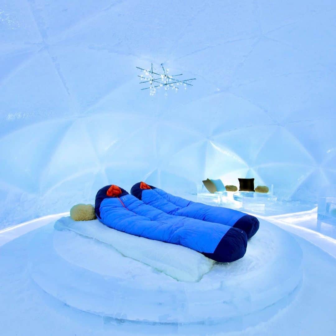 のインスタグラム：「Ice Village Ice Hotel  氷の街アイスヴィレッジにある氷のホテル。一枚のドーム上の氷でできているため、室内は風を通さず快適に過ごせます。とはいえ、室内はマイナスの気温。宿泊体験の際には、マイナス30℃まで利用可能なシュラフをご用意しています。氷の露天風呂でぽかぽかに温まり、夜はぐっすりとおやすみください✨  #HoshinoResorts #星野リゾート #tomamu #hoshinoresortstomamu #星野リゾートトマム #トマム #risonaretomamu #リゾナーレトマム #risonare #リゾナーレ #北海道旅行 #星野集團 #Hokkaidotrip #アイスヴィレッジ #icevillage #icehotel」