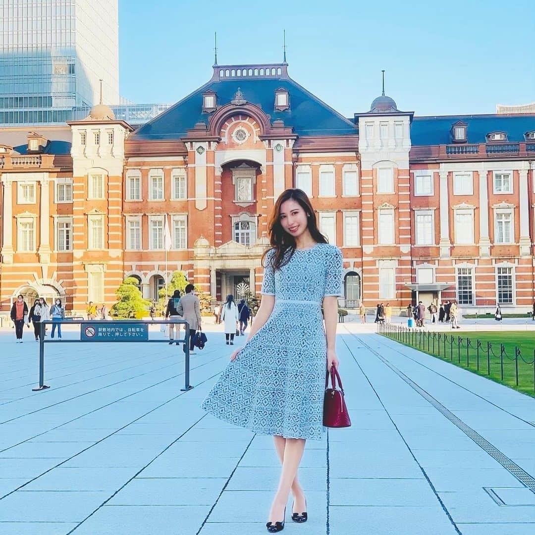Chihiroのインスタグラム：「フェラガモを身につけると 「可愛らしさを兼ね備えたエレガントで洗礼された人」に近づける気がします。  先日生徒さんとブランドコンセプトについてお話ししました。 私のイメージは ・フェラガモ ・Dior  フェラガモの生い立ちや歴史を学んだ時、さらにフェラガモが好きになりました。  一部をご紹介すると  イタリアの貧乏農家の11番目として生まれたサルバトーレ・フェラガモ。9歳にして初めて作った靴は「彼が最も愛した6歳の妹の教会儀式の為に困窮した両親が買ってやれなかった一足の白い靴」だったそう。  当時、彼の信仰宗教では白い靴を履かせないと天国に行けないと言われていて、妹を想って徹夜で靴を作ったとか。  その後11歳で開業し15歳で渡米。 有名なハリウッドスター御用達の靴屋だけれども、貧しい生い立ちからの経験と努力、靴への並々ならぬ愛がサルヴァトーレフェラガモのブランドを大きくしたんだなと、感動しました。  ブランドが出来た経緯や歴史を学ぶと、より愛着がわきます🥰  ワンピース @anayi_official  靴　@ferragamo  バック　@gucci   写真はポートレートで撮ったら良く撮れたけど暗かったから明度調整したら合成みたいになってしまった🤳  〜〜〜〜〜〜〜〜〜〜〜〜〜〜〜〜〜〜〜〜〜〜〜〜〜 【2月のご予約】  2月のご予約枠はほぼ満席、残り僅かとなっております。 パーソナルカラー診断、骨格診断、メイクレッスンにご興味のある方は、是非プロフィール欄下URLよりメニューをご覧ください🌷  〜〜〜〜〜〜〜〜〜〜〜〜〜〜〜〜〜〜〜〜〜〜〜〜〜  #サルヴァトーレフェラガモ #フェラガモ #イメージコンサルタント  #パーソナルカラー #パーソナルカラー診断 #骨格診断 #メイクレッスン #丸の内フォトジェニック  #anayi #美人百花 #美人百花flowers #東京駅舎」
