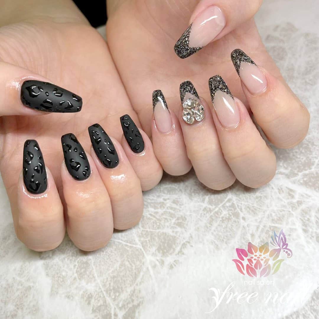 free nail フリーネイルのインスタグラム：「. お客様ネイル💅🏻⛸ . アシンメトリーネイル🐯 . 大人のブラックレオパード🖤 . ▶︎▶︎▶︎スワイプして動画も見てね☝︎🎬✨ . ご来店ありがとうございました🙇🏻‍♀️🙇🏻‍♀️🙇🏻‍♀️💗 . #ネイルアート #ジェルネイル #ネイルサロン #大阪ネイルサロン #ネイルデザイン #ネイルチェンジ #アシメネイル #アシンメトリーネイル #レオパードネイル #フレンチネイル #ブラックネイル #キラキラネイル #デザインネイル #トレンドネイル #大人ネイル #おしゃれネイル #ロングネイル #冬ネイル #winternails #nailsart #nailsdid #美甲 #日式美甲 #日式美甲胶 #日本美甲师 #日本美甲老师 #美甲上课 #日本胶 #フリーネイル #freenail」