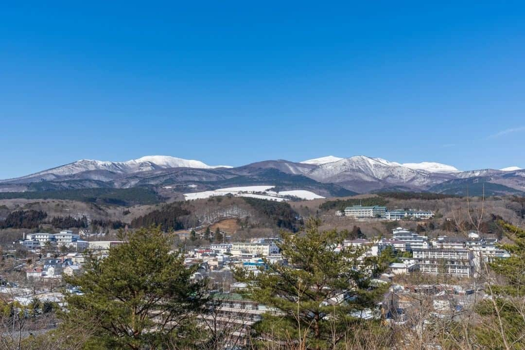 福島県さんのインスタグラム写真 - (福島県Instagram)「【岳温泉】  安達太良山の麓に広がる爽やかな高原の温泉郷です。自然に囲まれつつも、昔ながらの温泉街の風情を感じられます。8kmもの距離がある源泉から引湯するため自然に湯もみされ、酸性泉でありながら肌にやさしい湯を楽しめます。  #おうちでふくしま #岳温泉 #二本松市 #県北地方 #福島県 #nihonmatsucity #fukushima #traveljapan #futurefromfukushima #ふくしまからはじめよう #新しい生活様式からはじめよう」2月10日 17時18分 - realize_fukushima