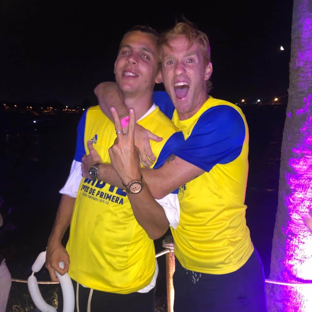 アレハンドロ・フェルナンデス・イグレシアスのインスタグラム：「Feliz cumpleaños hermano!! No cambies nunca, eres único, mejor imposible😁🧡 Te quiero😊  EL SAMURAI DE LA BAHÍA 🤘🏻」