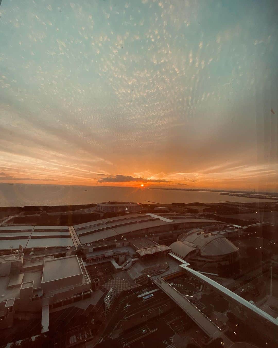 林家たま平のインスタグラム：「幕張は富士山に夕日が沈んでく光景が拝めますよ👍🏻 #bayline」