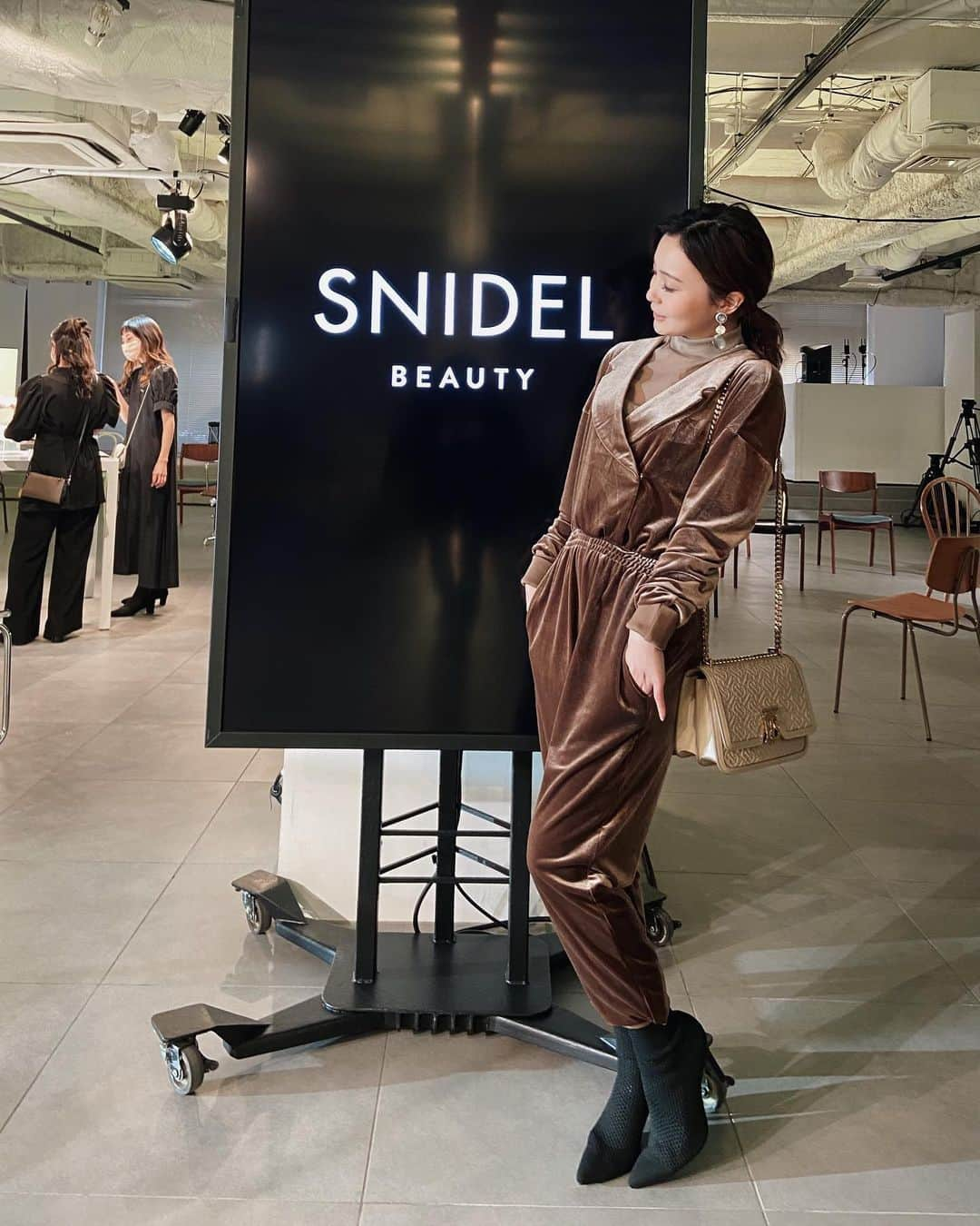 もえぴーのインスタグラム：「SNAIDEL BEAUTY   snidelから、メイクコスメが出るそうで お誘い頂き行ってきました🙈🤍🧡  ポイントメイクだけじゃなくて ベースからスキンケアもある！ キラキラしとって楽しかった❤︎ たくさんコスメももらった❤︎  #3/3発売 #環境にも配慮した製品だそう #色数もたくさんあって可愛かったぁ #女の子でよかった 笑笑 #SNAIDEL#snidelbeauty #makeup#cosmetics #実は私コスメとか化粧品に関して 女子なの？レベルでとても疎いです。🙇‍♀️ #これを機に沢山知ろうと思う23歳。」