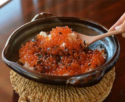 おれは食べて痩せたいのだ。さんのインスタグラム写真 - (おれは食べて痩せたいのだ。Instagram)「#土楽 の #福森道歩 さんによる #土鍋 料理「いくらご飯」 . お米をふっくらつやつやに炊いたところに、 しょうゆと日本酒だけで味をつけたいくらを たっぷりのせて、ほんの一瞬、蒸らしました。 もみのりをかけて、いただきます。 . #ほぼ日の土鍋 #いくらご飯 #ほぼ日刊イトイ新聞 #ほぼ日 #ほぼ日おいしいもの部」2月10日 17時14分 - hobonichi_oishiimono