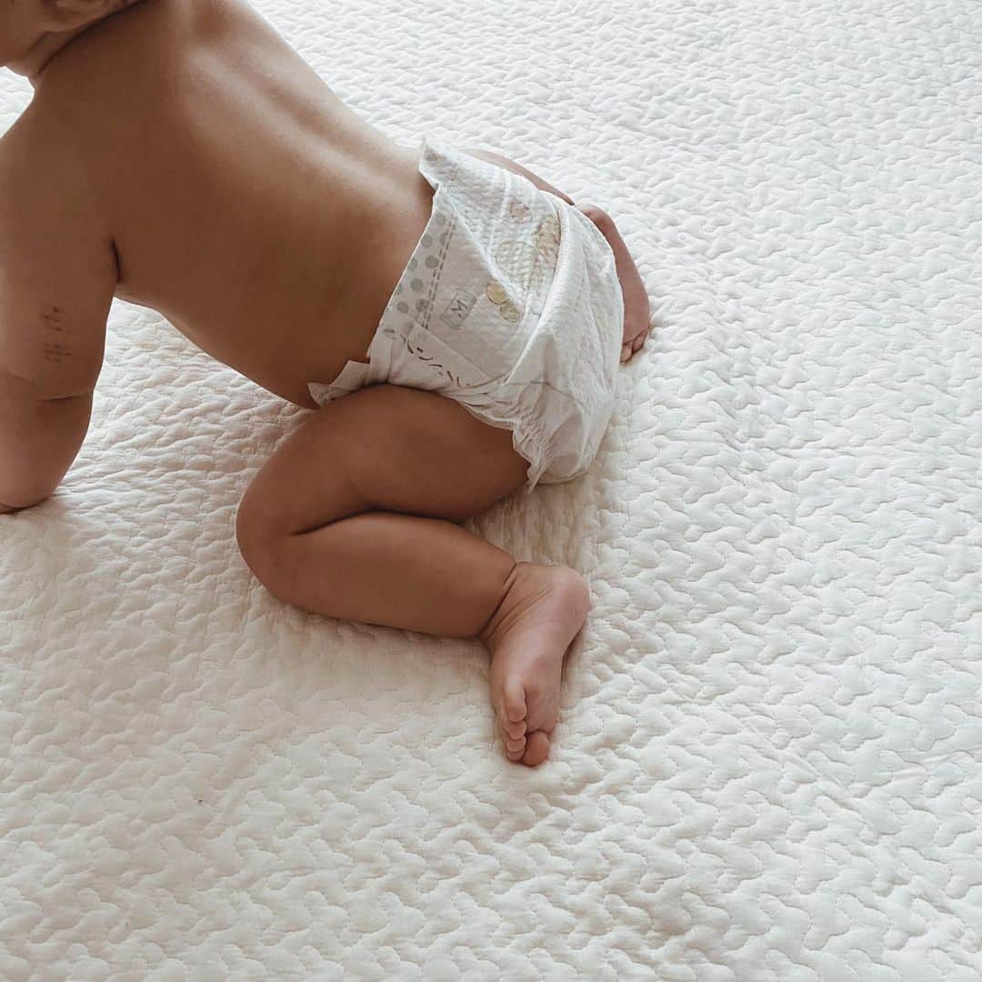 yuiのインスタグラム：「前にも紹介させてもらったnico石鹸🧼 しばらく使ってみて、少し効果が見えた気がしたので続きをレポします📝  冬になって乾燥からか、ほっぺ・おなか・二の腕のザラつきが酷くなり始めて、特におなかは少し赤みを帯びてて、カサついて痒そうな状態でした🥲  nico石鹸使い始めの時は正直あまり変化がなかったので、娘には合わなかったのかな...といった印象でしたが、ひどくなっているわけでなかったので、ひとつ石鹸使い切るくらいまではとりあえず続けてみようと思い、根気よく使っていたらゆっくりと変化が😳✨ 赤みはだいぶ引いてきたし、何よりガサガサだった手触りがずいぶんと変わりました✨  すべての赤ちゃんのお肌に合うわけではないと思うけど、すぐに諦めず、信じて使い続けてみることも大事なのかなと思いました◎ 赤ちゃんのお肌に悩むどなたかの参考になれば☺️ (変化がわかりやすいよう２枚目は色加工なしです◎)」