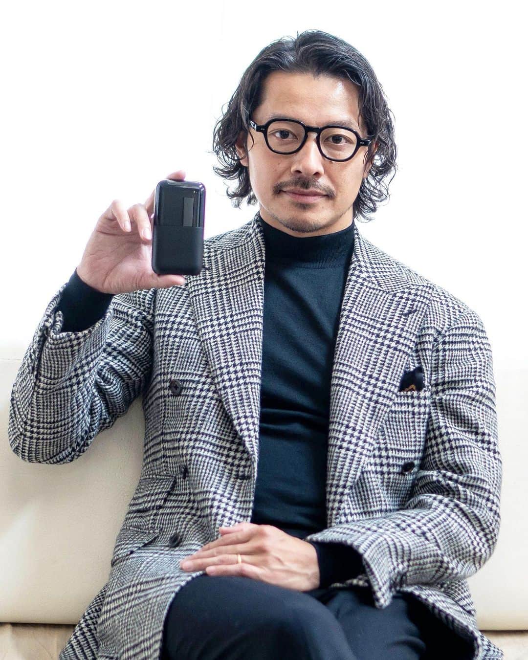 高田朋佳さんのインスタグラム写真 - (高田朋佳Instagram)「移動の多い僕が愛用するシェーバーをPRする機会を頂きました。  僕はあまりヒゲが濃い方ではないので、大袈裟なシェーバーは必要ないのですが、出先で急遽決まったオンライン会議前に素早く身嗜みを整える時、カバンに入れていても気にならないサイズのシェーバーがあったらなと、思ったりしていました。  今年BRAUNから発売された「BRAUN mini」は、コンパクトで持ち運びが楽なのと、移動が多い僕にとっては荷物に詰めやすい、このくらいの大きさのシェーバーが最適です！  デザインもBRAUNらしくシンプルでスタイリッシュながら、浮き沈みする密着二枚刃でパワフルな剃り心地と性能も抜群です。鞄の中の他のガジェット類ともマッチする見た目もいい。  こんな、コンパクトかつパワフルなシェーバーを探されていた、自宅用以外の出先用を探されていた、という方にピッタリなアイテムではないでしょうか⁈  #ブラウン #ブラウンミニ #BRAUNmini #シェーバー #モバイルシェーバー #2台目シェーバー #夕方ヒゲ #身だしなみ #ビジネスマン #ビジネスマンの必需品 #カバンの中身 #鞄の中身 #ミニマル #ガジェット #SponsoredbyBraun」2月10日 17時24分 - tomoyoshi_takada