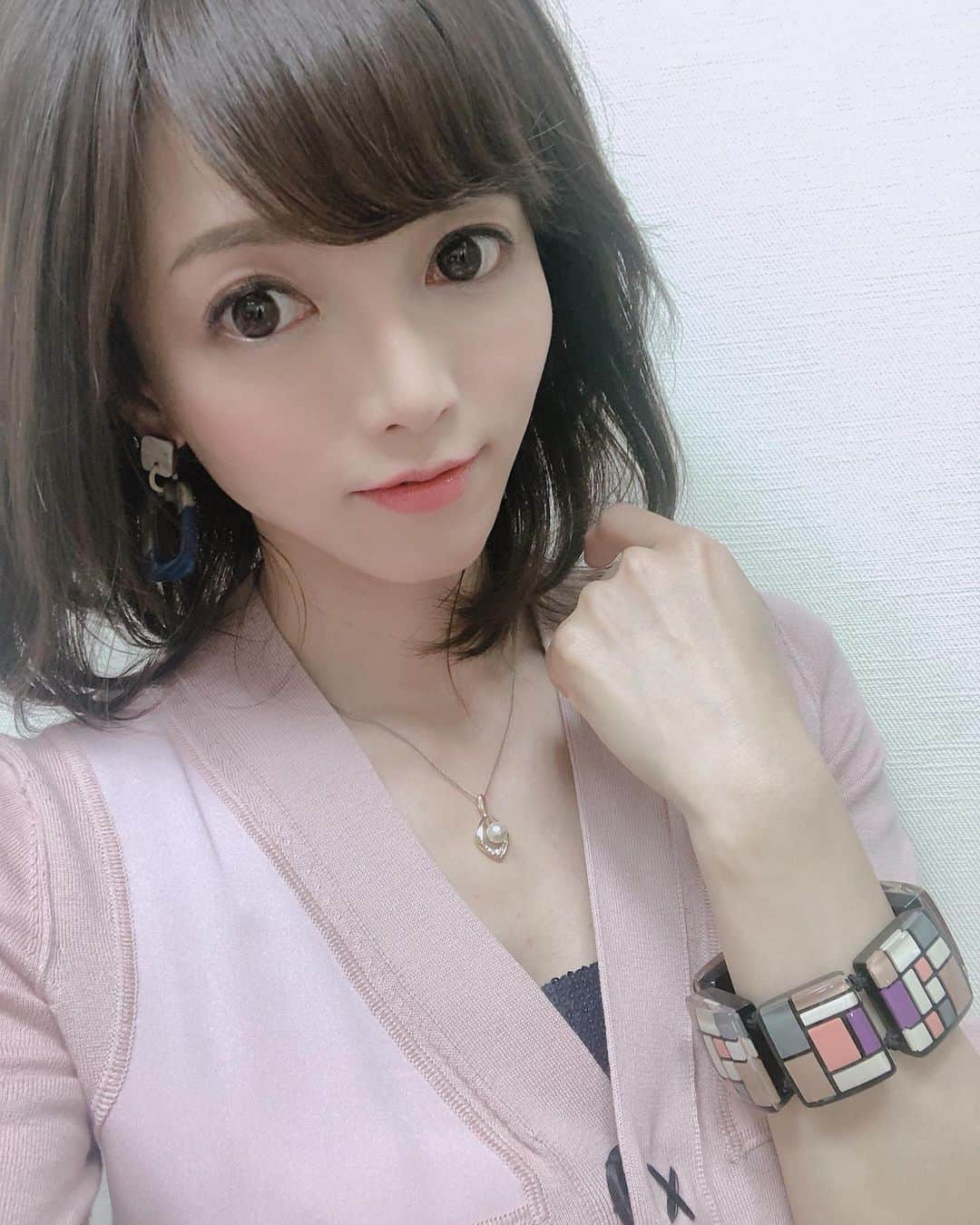釈由美子さんのインスタグラム写真 - (釈由美子Instagram)「ネックレスは私物で 息子がプレゼントしてくれた🦪 パールのネックレスです🥰  いつも肌身離さずつけてる お守りなんです✨」2月10日 17時25分 - yumikoshaku