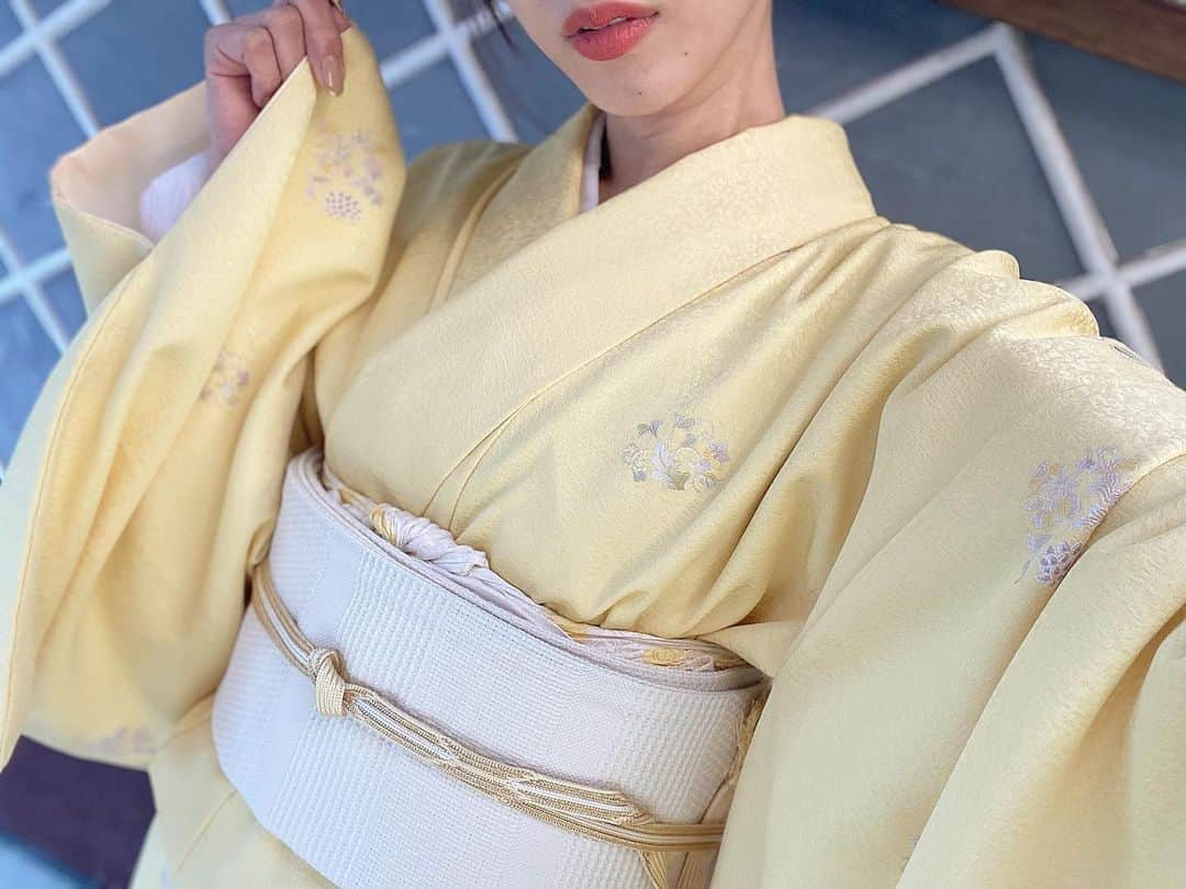 谷澤杏奈さんのインスタグラム写真 - (谷澤杏奈Instagram)「🍋  やっぱり、この着物がお気に入りすぎて 何度も着てしまう🥺🙏🏽  私は最近なるべく湯河原の地域のお店でお買い物をしたり 飲食をするように心がけています✨  町を豊かにしていくためには やっぱり自分自身も町に投資して 町のお店(飲食店も含め)などにも協力していく べきだと思っています🙋🏽‍♀️  たいしたサポートにならないかもしれませんが 全てにおいて心がけることや気にかける事は とても大切な事だと思います💕  今後は湯河原の名産などもアップしていきます♨️  #魚判 #旅館 #温泉 #若女将 #湯河原 #湯河原町 #若女将業 #着物 #着物スタイル #着物ヘア #和装ヘア #和装 #日本 #伝統 #歴史 #文化 #japan #kimono #traditional #若女将業 #着付け教室 #湯河原温泉を盛り上げたい #湯河原温泉 #みんなで美しい着物 #みんなで美しいキモノ #ビューティージャパン #ビューティージャパン東海  #地域活性化 #地域活性化計画」2月10日 17時35分 - anna.uohan