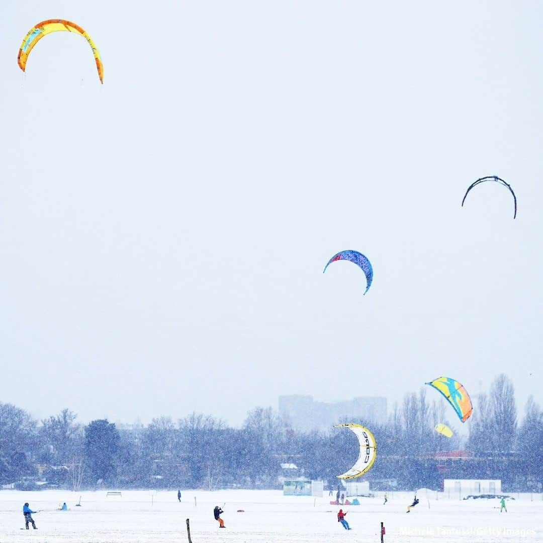 ABC Newsさんのインスタグラム写真 - (ABC NewsInstagram)「People snow kite at the Tempelhofer Feld Park during freezing and stormy weather in Berlin, Germany.  #kites #berlin #snowday」2月10日 17時29分 - abcnews