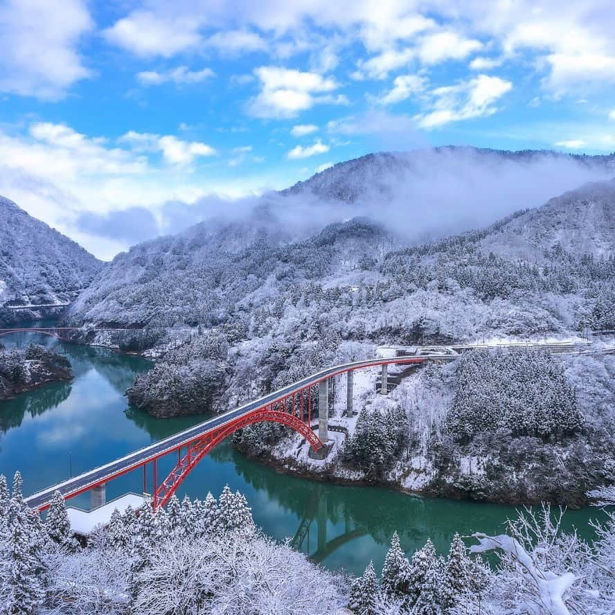 ANAさんのインスタグラム写真 - (ANAInstagram)「冬の晴れ間に♪﻿ ﻿ #冬の晴れ間 #青空と絶景 #庄川峡 #利賀大橋 #小牧ダム #絶景クルーズ #庄川温泉郷 #富山県 #雪景色 #雪化粧 #冬の絶景 #自然 #次行きたい旅スポット #自由に旅ができる日を #心待ちにして #anaタビキブン #shogawa #onsen #toyama #cruise #winter #snow #japantrip #trip #ana_jp﻿ ﻿ 旅の思い出は「#anaタビキブン」をつけて投稿してね💙インスタやANAの各メディアでご紹介していきます✈️」2月10日 17時30分 - ana.japan