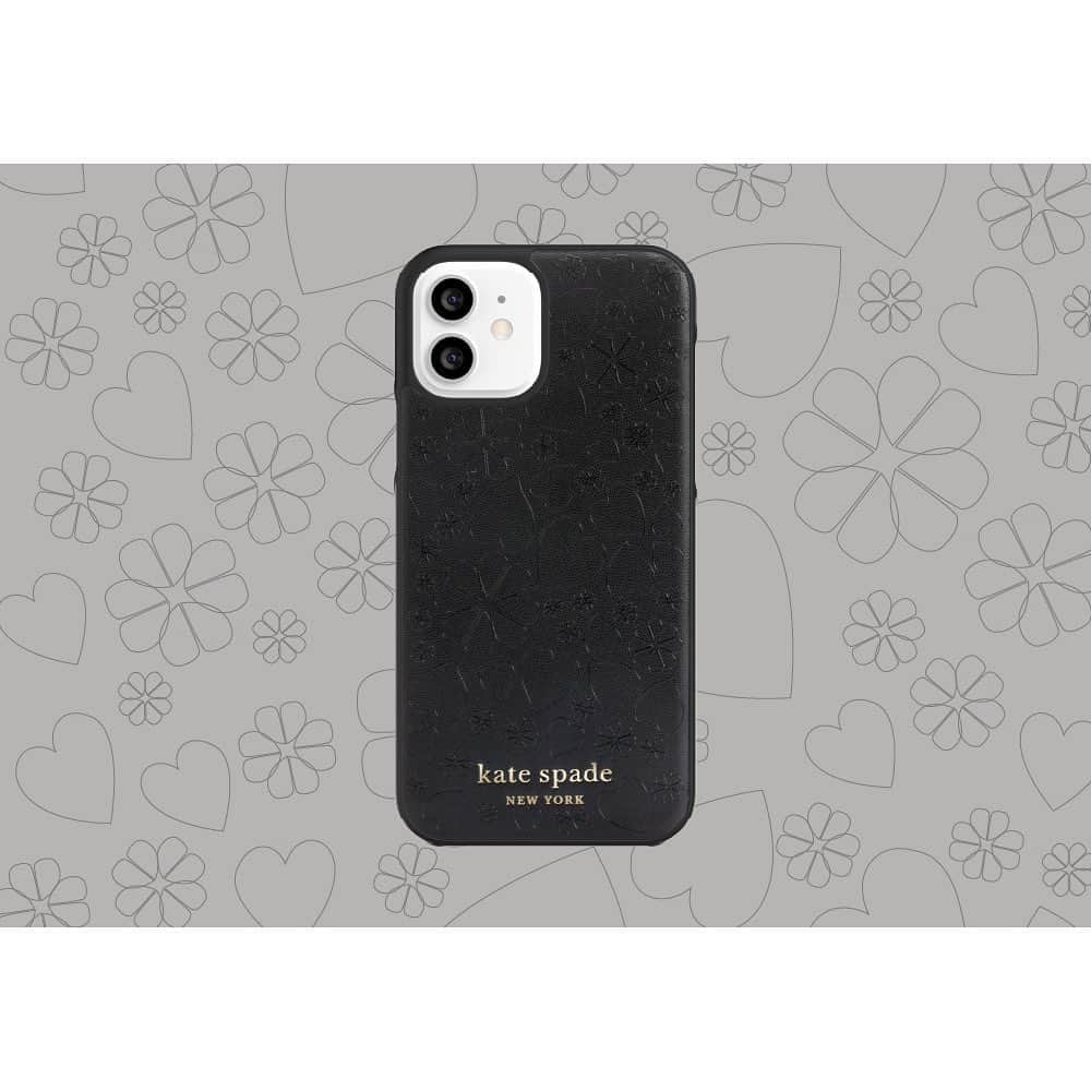 caseplayさんのインスタグラム写真 - (caseplayInstagram)「・  ＼FOXSTOREでは【 Kate Spade New York 】／ のiPhoneケースを取り扱っています  --------------------  【 Kate Spade New York 】 Wrap Case シリーズ for iPhone  12シリーズ用のケースが登場しています  FOXSTOREの中でも特に 人気のあるKate Spade New Yorkの iPhoneケースはスリムで使いやすく 多くの方にご好評いただいております◎  こちらのWrap Case（背面ケース）は Kate Spade New Yorkのシグネチャープリントを 施したデザインでスタイリングされています  軽量で日常的に使いやすいのもうれしいポイント  デザインは3つのバリエーションをご用意しているので お好みのデザインをお選びください  〇詳細はトップページリンクより 公式ONLINE SHOPでご覧ください  〇REAL STOREにもお取り扱いございます ※店舗によって一部お取り扱いが無い場合も ございますので、実物をご覧になりたい際は 店舗にお問合せの上、ご来店くださいませ  --------------------  【対応機種】  ・iPhone 12/12 Pro ・iPhone 12 mini ・iPhone 12 Pro Max  【カラー】  ・Deep Evergreen/Rococo Pink →深みのあるグリーンに縁がピンクのカラーリング ・Black Crumbs/Clover Hearts →ブラックにシグネチャー柄デザイン（画像のカラーです） ・Pale Vellum Crumbs Heart	 →ピンクにシグネチャー柄デザイン  --------------------  iPhone 12 シリーズ対応のケースも 多数ございますので、是非【公式ONLINE SHOP】 または【REAL STORE】にて チェックしてみてください  #katespadenew york#ケイトスペードニューヨーク#ケイトスペード#iphonecase #iphoneケース #iphoneカバー #iphoneカバー #スマホケース #アイフォンケース #携帯ケース #スマホカバー #iphone12ケース#iphone12proケース #iphone12miniケース」2月10日 17時44分 - fox.inc_store