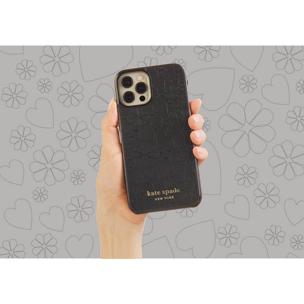 caseplayのインスタグラム：「・  ＼FOXSTOREでは【 Kate Spade New York 】／ のiPhoneケースを取り扱っています  --------------------  【 Kate Spade New York 】 Wrap Case シリーズ for iPhone  12シリーズ用のケースが登場しています  FOXSTOREの中でも特に 人気のあるKate Spade New Yorkの iPhoneケースはスリムで使いやすく 多くの方にご好評いただいております◎  こちらのWrap Case（背面ケース）は Kate Spade New Yorkのシグネチャープリントを 施したデザインでスタイリングされています  軽量で日常的に使いやすいのもうれしいポイント  デザインは3つのバリエーションをご用意しているので お好みのデザインをお選びください  〇詳細はトップページリンクより 公式ONLINE SHOPでご覧ください  〇REAL STOREにもお取り扱いございます ※店舗によって一部お取り扱いが無い場合も ございますので、実物をご覧になりたい際は 店舗にお問合せの上、ご来店くださいませ  --------------------  【対応機種】  ・iPhone 12/12 Pro ・iPhone 12 mini ・iPhone 12 Pro Max  【カラー】  ・Deep Evergreen/Rococo Pink →深みのあるグリーンに縁がピンクのカラーリング ・Black Crumbs/Clover Hearts →ブラックにシグネチャー柄デザイン（画像のカラーです） ・Pale Vellum Crumbs Heart	 →ピンクにシグネチャー柄デザイン  --------------------  iPhone 12 シリーズ対応のケースも 多数ございますので、是非【公式ONLINE SHOP】 または【REAL STORE】にて チェックしてみてください  #katespadenew york#ケイトスペードニューヨーク#ケイトスペード#iphonecase #iphoneケース #iphoneカバー #iphoneカバー #スマホケース #アイフォンケース #携帯ケース #スマホカバー #iphone12ケース#iphone12proケース #iphone12miniケース」