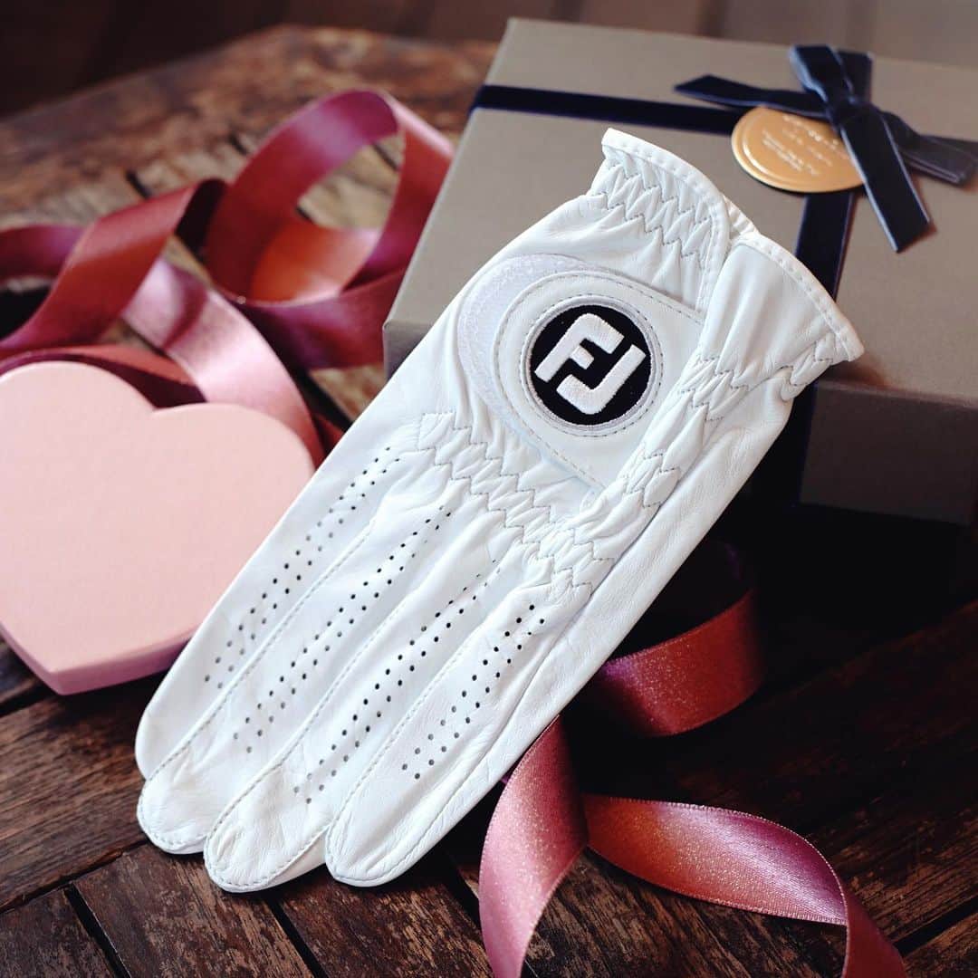 のインスタグラム：「大切な方への贈り物🎁💛🎁﻿ ﻿ ﻿ 今週日曜日はSt.Valentineday！﻿ チョコレートと共に、ゴルフ好きのパートナーであれば誰もが喜ぶFJ小物を一緒に差し上げてはいかがでしょうか？﻿ ﻿ ﻿ 手の平・甲に天然羊革を施し、手との一体感、驚きのソフトフィーリングが持続するツアーモデル、ピュアタッチ。 特別なグローブを特別な方へ。﻿ ﻿ ﻿ FOOTJOY ONLINE SHOPでもお買い求めいただけます。﻿ グローブは1,320円（税込み）〜各種取り揃えています。﻿ https://www.footjoy.jp/products/list.php?category_id=40﻿ ﻿ ﻿ 他にもFJキャップ・バイザーや高い消臭効果付きのシューズケースなど、バラエティに富んだ商品を取り揃えております。﻿ ﻿ https://www.footjoy.jp/products/list.php?category_id=42﻿ ﻿ ぜひこの機会にご利用ください！﻿  ﻿ #footJoy #footjoyjapan #フットジョイ #golf #golflife #ゴルフシューズ #golfshoes #footjoyapparel #フットジョイアパレル﻿ #ゴルフウエア #ゴルフグローブ #golfglove #valentine #valentines」