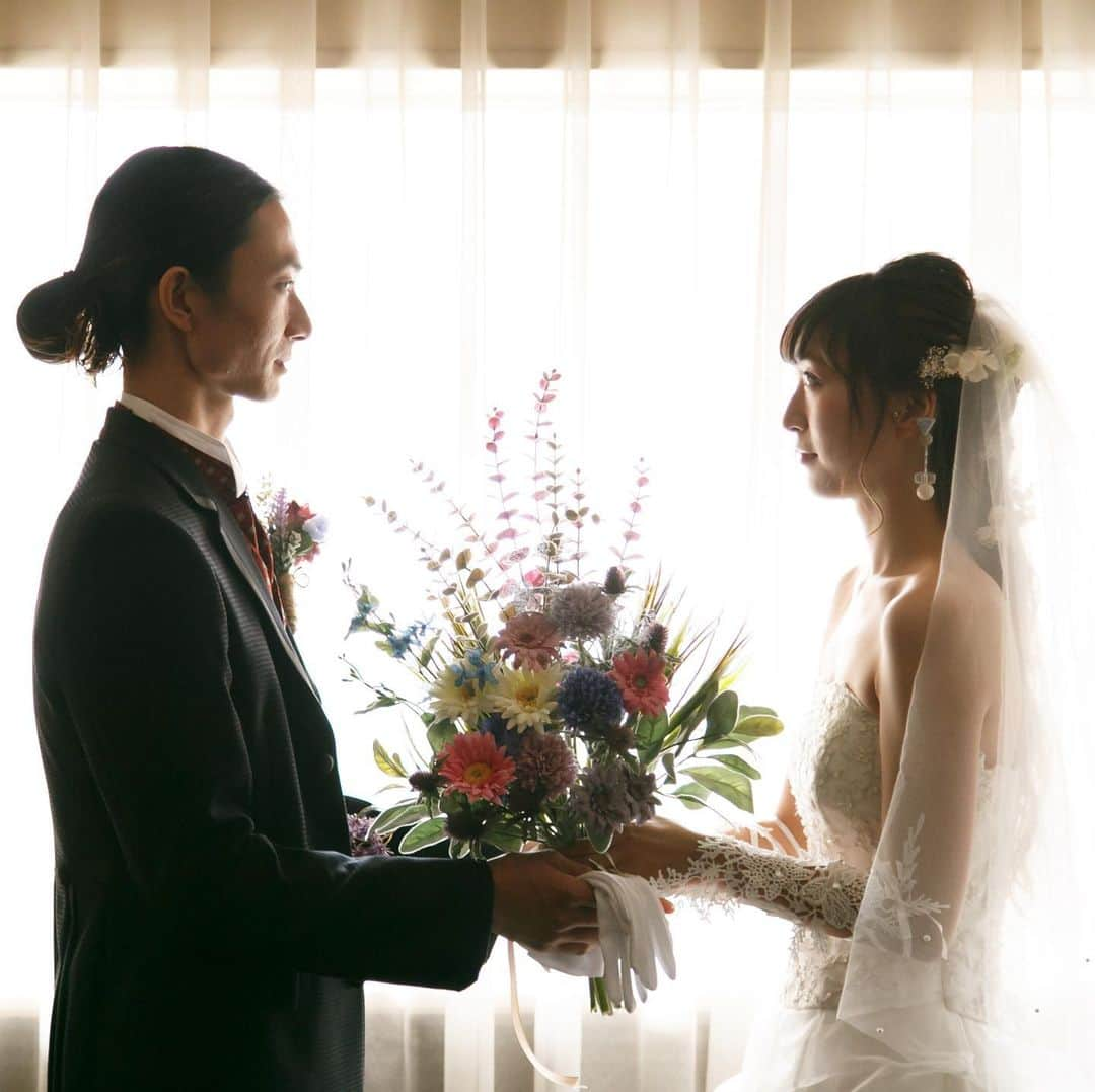 セレス高田馬場のインスタグラム：「. . . 『結婚式』 2つの家族が出会い、1つの新しい家族が誕生する瞬間 . . 21mのバージンロードに込められた 私達の想いを体感しに ぜひいらしてくださいね❤️ . . . . 💍》［#セレス高田馬場］［#セレス花嫁］で フェアの様子や当日レポをUP してね✨ こちらのアカウントでもご紹介させて頂きます❣️ 💒【@celestakada】👗【@celesdress】 . . 🤵👰》人気の #ブライダルフェア に参加しよう✨ 詳しくはTOPのURLからHPをcheck👀 . . セレス高田馬場💒 ☎️03-3207-5161 ［営業時間］11:00~19:00［定休日］木曜日 ※詳しくはHPをご確認下さい . . #CELES高田馬場#CELES花嫁 #大聖堂#大聖堂挙式#式場迷子#式場見学  #式場選び#結婚式場選び#プレ花嫁#2021花嫁 #キャンドルウエディング#プレ花嫁準備  #大人花嫁#大人ウエディング#花嫁コーディネート  #令和婚#プロポーズされました#プロポーズ #婚約中カップル#婚約しました」