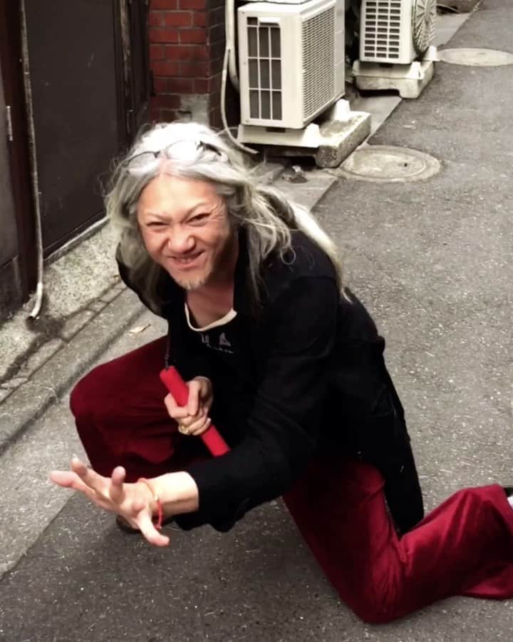 イマイアキノブのインスタグラム：「ꪯ また 早朝ヌンチャクしたいな ひとりBEEGEESを歌う夕べです」