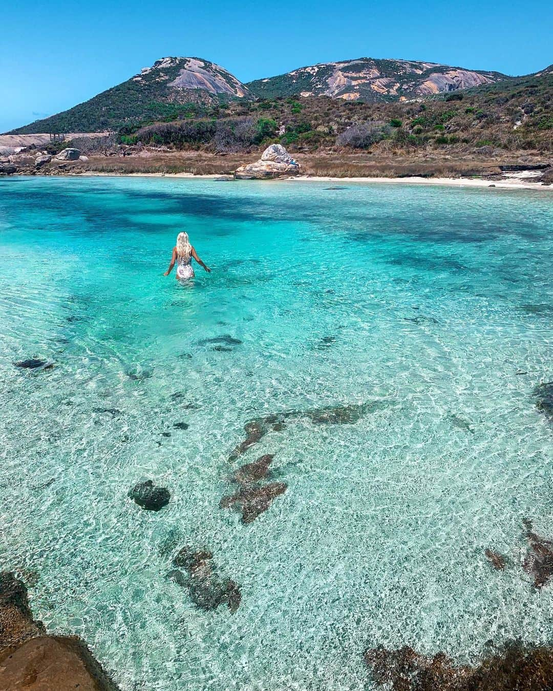 のインスタグラム：「Sometimes you just have to keep walking and see what’s around the corner 💦  We spent an entire day at the most incredible beach and after feeling ever so salty and sun kissed and ready for a nap we decided to just have a quick look what was beyond the point. We had no idea this amazing rock pool of calm still crystal clear turquoise water was here. Such a special discovery after a magical family day of exploring the wild beauty of nature 🌊  If Albany isn’t on your travel list, it most definitely deserves a spot. It’s become one of our favorite places and I look forward to exploring more again soon.   📸 @bobbybense  #seeaustralia #justanotherdayinwa #wanderoutyonder #australia #albany #visitalbany #australiassouthwest #beachesnresorts #wonderful_places #beautifuldestinations #earthpix #earthfocus #travelcommunity #mermaidpools #shotoniphone #twopeoplesbay」