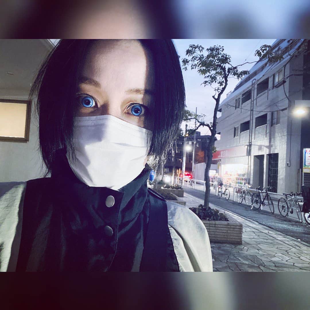 浅川悠のインスタグラム：「Black and Blue.  撮影現場でカラコン開けて装着→持ち帰り用のコンタクトケースを持ってくるの忘れた→付けたまま帰るハメに🥲 ⠀ #voiceactor  #voiceactorslife」