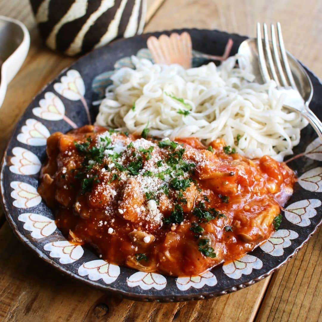 Atsukoのインスタグラム：「今日のランチ  チキンのトマトソースパスタ ほたるいかとエリンギのペペロン 水菜とささみのゴママヨサラダ クラムチャウダー  今回のパスタ麺、紀文が出してる糖質ゼロの平麺をつかってみました。 職場の子が美味しかったというので、1度たべてみようかと！ 色々ググッて調べたら、麺の歯ごたえが無いとか、水っぽくなるとか。 なんかいい方法はないかと更に調べたら、1度麺を冷凍させるとよいと！！ 早速水を抜いて冷凍庫へ。 使う時は解凍すれば使えます。 私はみずにさらして解凍しました。 よく水を切ったらオリーブオイルでいためて出来上がり！  あとはソースを添えていただきます😋  今回は平麺つかいましたが、他にもしゅるいがあるので試してみたいと思います✨✨  #勝手にPR 笑」