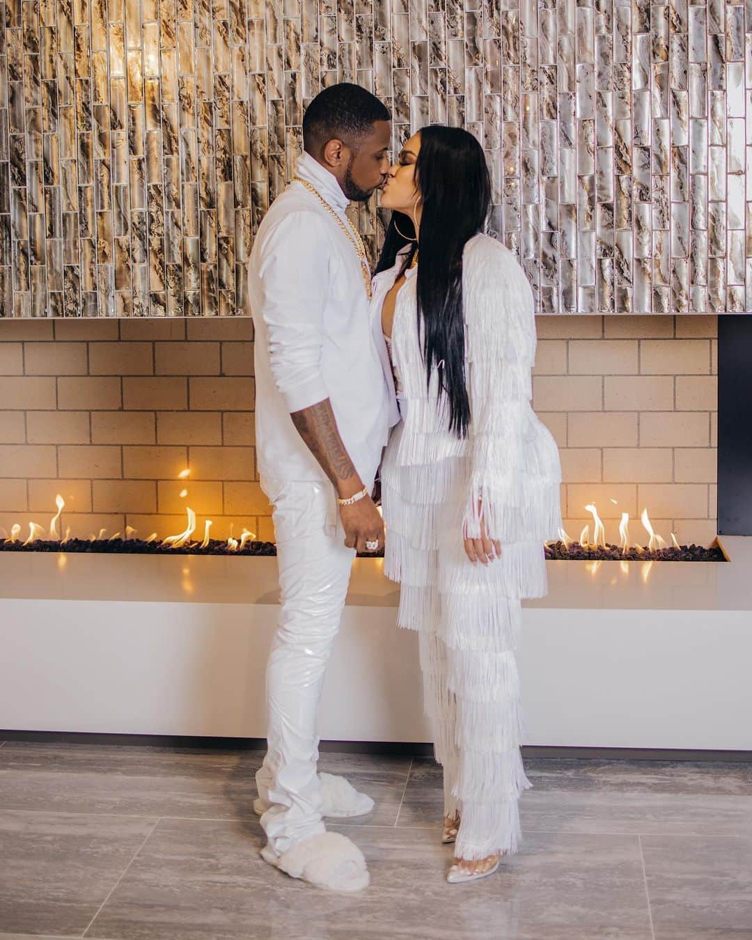 ファボラスのインスタグラム：「Happy Birthday to the woman who lights my fire.. the right to my wrong.. the love of my life @emilyb_ 🤍  #40AndFabolous」