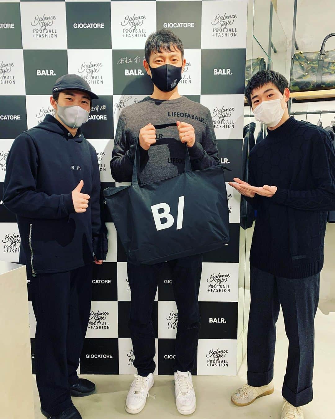 岩隈久志のインスタグラム：「アリゾナで着る服を見に久しぶりにお店に行きました！﻿ いつも親切にしていただき、ありがとうございます😊﻿ カッコいい服がたくさんありました！﻿ ﻿ Thank you always so much @balr @balancestyle  @balr_jpn」