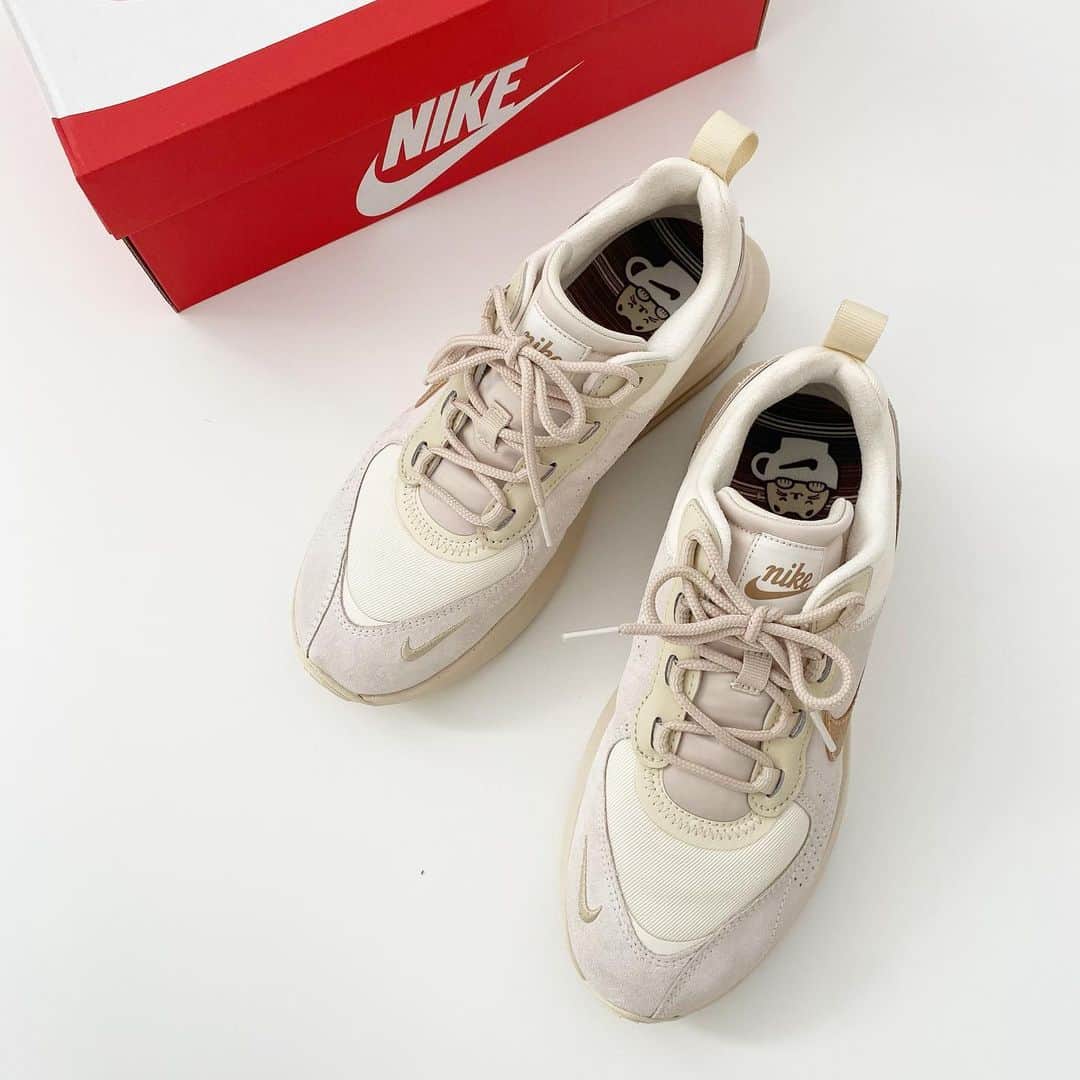 minminmaaaのインスタグラム：「・ ・ カフェオレみたいな色のスニーカー☕️ ・ ・ NIKE Air Max Verona 👟 ・ ・ インソールまでかわいい🐈💓 ・ ・ ・ NIKEの公式サイトでまだサイズがありましたよ😊 ・ ・ ・ ・ #足元倶楽部 #足元コーデ #夏支度#置き画くら部 #置き画 #ママコーデ#春コーデ#シンプルコーデ#カジュアルコーデ #スニーカー#nike#airmax#ネコ#エアマックス」