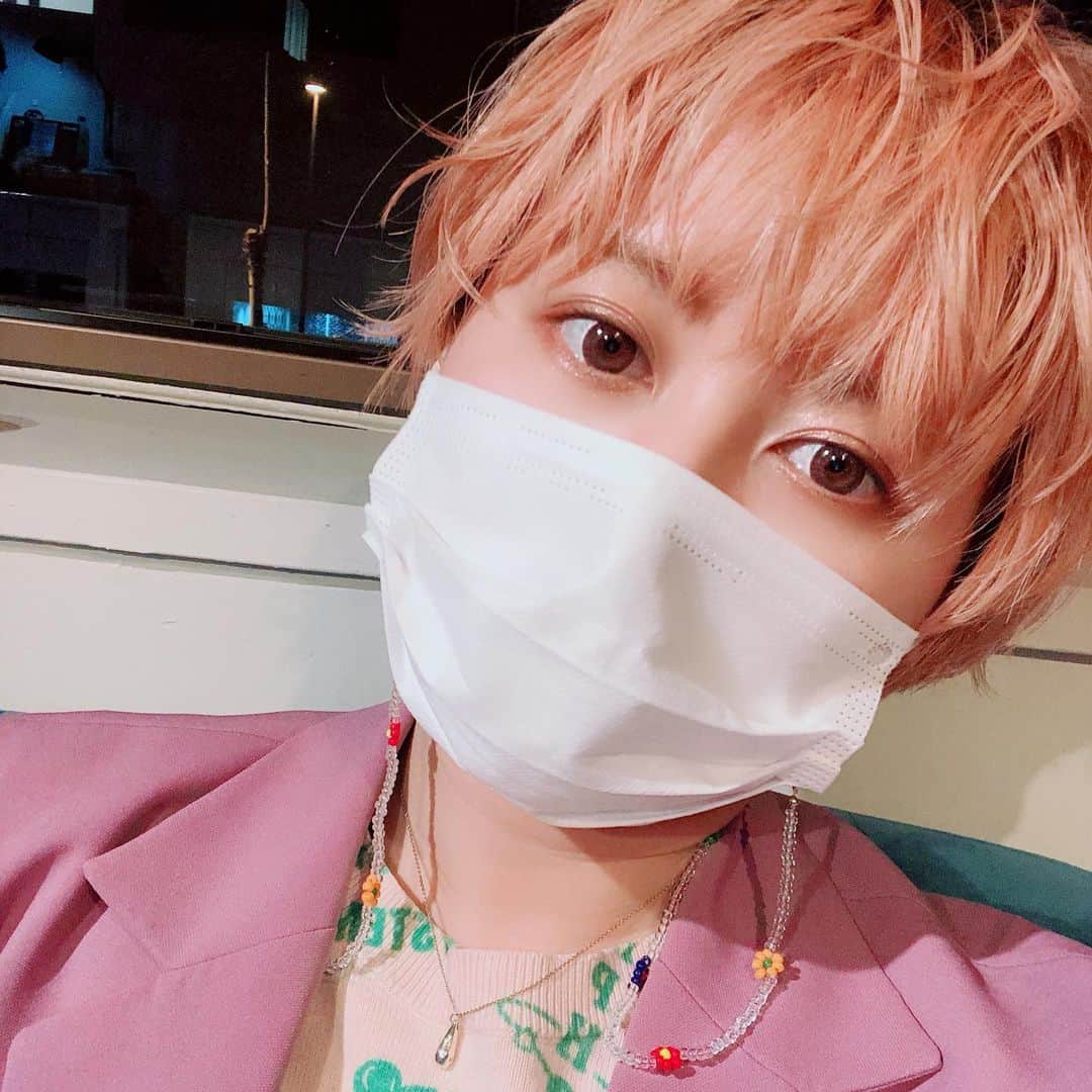 サーヤのインスタグラム：「🦄 #KPOPを意識した日本のアイドル #スキル不足でダンス揃わず #ヘアカラーで寄せていく #アイメイクで寄せていく」