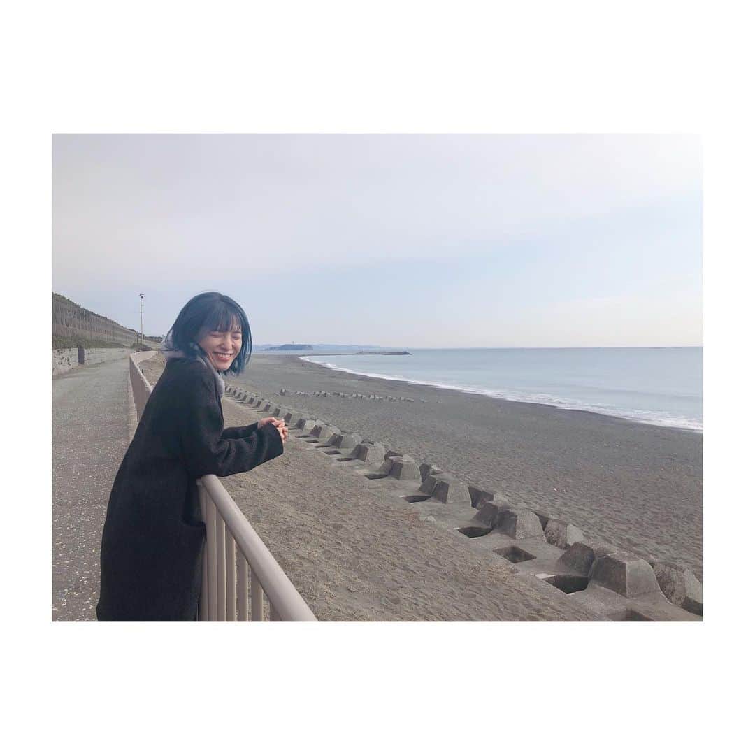 のインスタグラム：「先日用事がてら空いた時間に海散歩と、海の見えるお洒落テラスでランチした🍴  青い髪になってから黒い服しか着られないかなと思ってたけど、今とても派手な服が着たい気分。 ちょっと前にもヒョウ柄着たいモードがあったんだけど、ヒョウ柄のワンピースとか着たい気分再発。 ちょうどいいかんじのヒョウ柄なかなか無いんだよなぁ〜  #青い髪の女#ブルーヘアー #ヘアカラー青#ブルー系カラー」