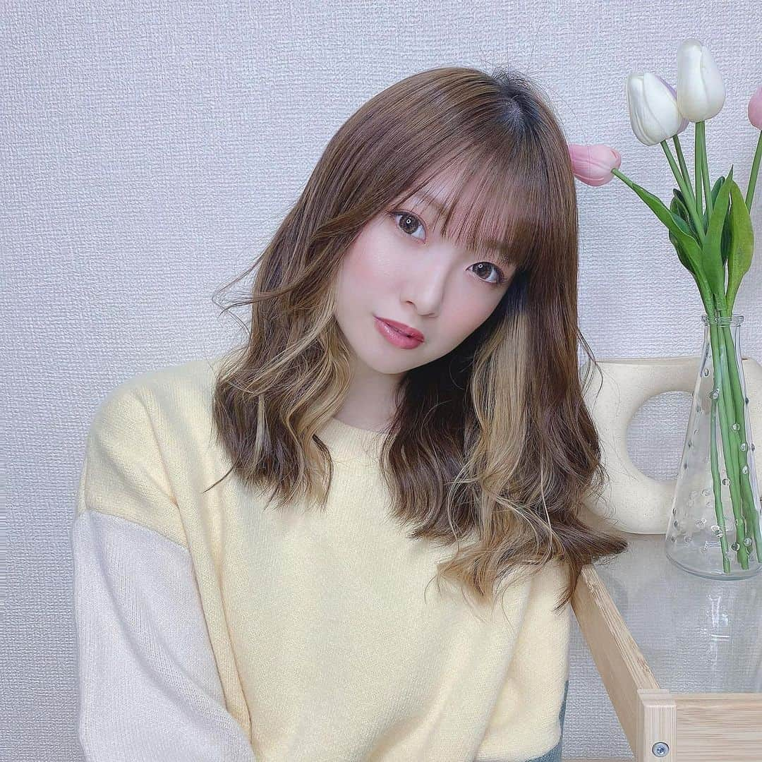 伊藤りかさんのインスタグラム写真 - (伊藤りかInstagram)「．﻿ 最近は、﻿ 26ミリのコテでゆるっと巻くのにハマってる◌﻿ *﻿ 息子とのお風呂タイムは、﻿ 中々自分の時間も取れずヘアケアも雑やったから﻿ 産後トラブルで、﻿ スタイリング後の頭皮のベタつきが気になってた😭☁️﻿ *﻿ だけど、シャンプーとトリートメントを変えてから﻿ 髪の毛全体の調子がいい感じ..♩﻿ 特に前髪がペタッとならなくてスタイリングが楽に👐🏻✨﻿ (ちなみに、もう前髪は自分で切っちゃってます。笑)﻿ *﻿ 泡立ちの良いモッコモコ泡で﻿ 頭皮も髪の毛もしっかりケアして、かるうる髪に..⸝⋆﻿ *﻿ @pyuan_official_jp  #今日はスタイルうまくいった #PYUAN﻿ #男の子ママ #男の子ベビー #おとこのこママ﻿ #頭皮にクレンズシャンプー #シャンプー #産後ケア﻿ #髪にうるおいチャージトリートメント #ヘアケア﻿ #ベタパサをかるうる髪に #モテヘア #モテ髪﻿ #ヘアアレンジ #シースルーバング #うるつや髪﻿﻿﻿ #ダメージケア #ツヤ髪 #美髪ケア﻿﻿ #前髪﻿ #伊藤りか #snsクリエイター #ピュアン #AD」2月10日 18時01分 - rrrika.i