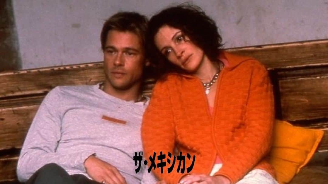 WATCHA(ウォッチャ) / 映画、ドラマ、アニメのインスタグラム：「若き日のブラッドピットの美しさ・・・💕  映画『#ザメキシカン 』  あらすじ📝 組織の運び屋・ジェリーは「世界一美しいが愛をも引き裂く」という伝説の拳銃「メキシカン」を受け取りにメキシコへ。一方、元恋人・サマンサは、彼が銃を持ち帰るまで…。  ■監督  ゴア・ヴァービンスキー ■出演  #ブラッドピット #ジュリアロバーツ ジェームズ・ガンドルフィーニ ■概要  アドベンチャー · コメディ  爆笑 · 恋愛  アメリカ · メキシコ  2001年  #watchaで配信中」