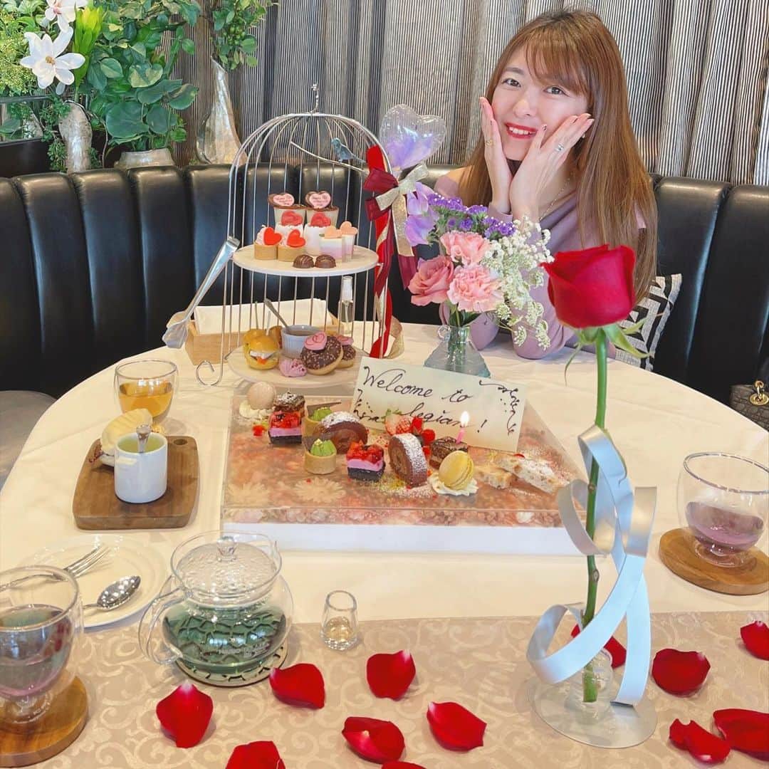 菊池かなこのインスタグラム：「. 渋谷のレギャントーキョーで アフタヌーンティーを🫖🍰 . 見た瞬間、 バチェラー？！と薔薇がたくさんでびっくり焦った🌹 . 🤍がいっぱいの バレンタインアフタヌーンティー❤︎ 10種類の紅茶も飲み放題。 豪華なフラワープレートは 誕生日や特別な日に用意されていたらすごく嬉しいな💐 . プールを眺めながら優雅な時間を過ごせました☺️ . ニットは @grl_official のオフショルピンク色🌸 . . ୨୧┈┈┈┈┈┈┈┈┈┈┈┈┈┈┈┈┈୨୧ @legiantokyo #渋谷カフェ#誕生日#記念日#フラワープレート #渋谷カフェ#レギャントーキョー#バレンタイン #バレンタインスイーツ#アフタヌーンティー #東京アフタヌーンティー#渋谷グルメ #lineconomi#東京カレンダー#東カレ倶楽部 #インスタグルメアワード2021#かなーなグルメ #食べログ#東京グルメ#フードグラマー #デリスタグラマー#東京カフェ巡り#おしゃれカフェ #grl#グレイルコーデ#グレイル購入品 #東京グルメ#東京カフェ#東京カフェ部#genic_food」