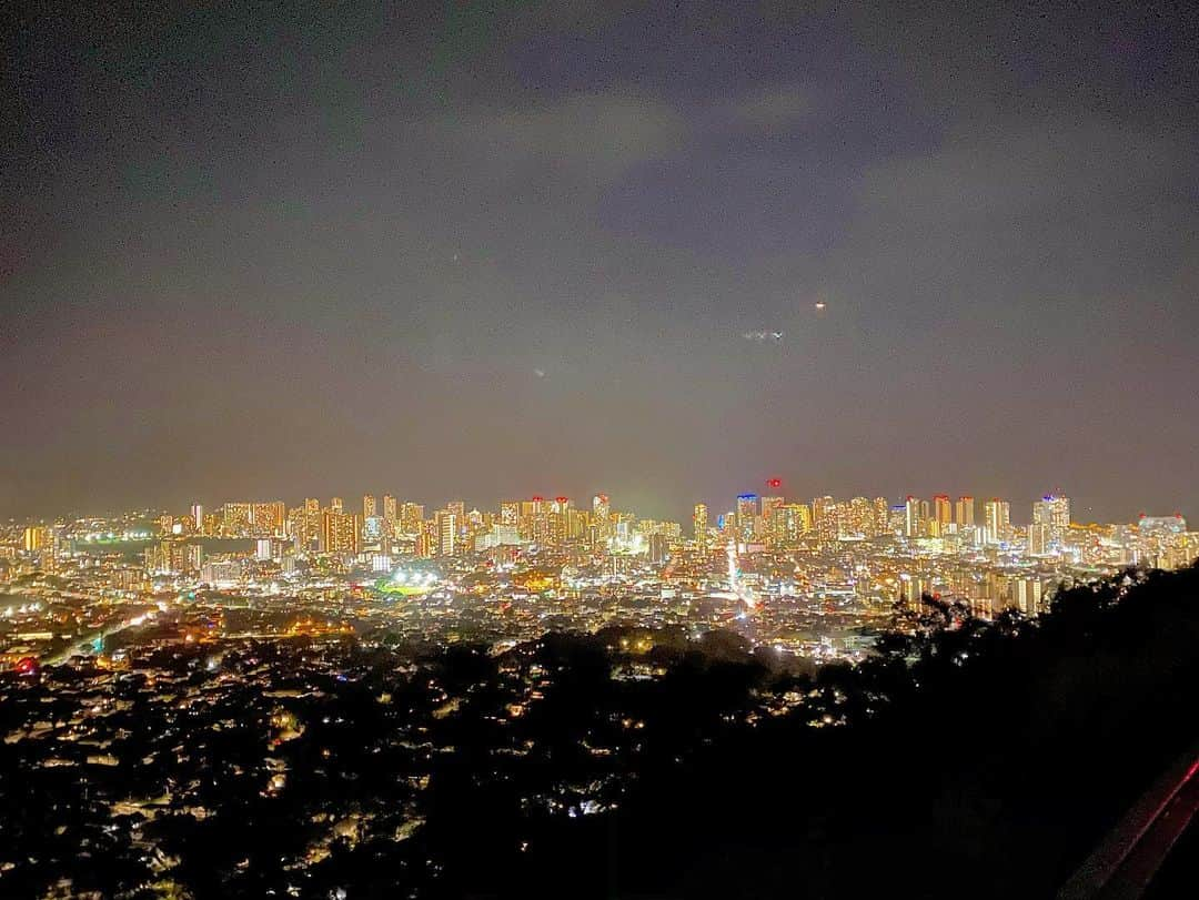 kawaiihawaiitourのインスタグラム：「ハワイの100万ドルの夜景が見れるタンタラスの丘も大人気です！当社のカワイイ・ハワイ・ツアーでも、回れますよ。少しでも多く皆さんにハワイの気分を味わってもらえたら嬉しいです。当社では、お客様が行きたいところを自由に選んでもらって好きなようにツアーが回れます‼️本日は、37人の感染者がでました！ハワイのエコノミストらは、新たな連邦政府からな資金がハワイの景気回復を後押しすると、述べています。詳しくは、ストーリーを見てください！ --------------------------------------------------------- ❤️Kawaii Hawai'i Tour / カワイイ・ハワイ・ツアー ❤️✨🌈プラン🌈✨ (ハワイ州政府公認会社 PUC 497-C) ✔︎日本人経営 日本人ガイド付きツアーなので安心️🏝✨😎👍🏽 ✔︎あなただけのオリジナルツアーが作れます ✔︎初ハワイ満喫コース、オススメスケジュールご用意しています‼︎ ✔︎ガイドブック派？それともローカル体験派？ ✔︎なんでもご相談下さい 💁🏽‍♂️💁🏽☀️🏝✨😎👍🏽 ✔︎お写真もたくさんお撮りします🤳 ------------------------------------------------------ 自分に対しては、損と得とあらば損の道をゆくこと。他人に対しては、喜びのタネまきをすること。我も他も物心ともに豊かになり生きがいのある世の中にすること(鈴木清一) ------------------------------------------------------ お客様の笑顔が私達の笑顔をモットーにツアーをさせてもらっています🚙🚖🚘 --------------------------------------------------------  #ハワイ #hawaii #ハワイ挙式 #コロナ　#ファインダー越しの私の世界 #カカアコ #ハワイ好き #ラニカイビーチ #天国の海 #ハワイウェディング #ハワイ行きたい #ハワイツアー #アウラニディズニー  #ハワイチャーターツアー #ハワイオプショナルツアー #ハワイ旅行 #ハワイ女子旅  #カイルア #ハレイワ 　#ハワイ挙式 #ハワイ好きな人と繋がりたい #ハワイコロナ　#インスタ映え　#ディズニー #アウラニ #ハワイ生活 #ハワイ大好き #カワイイハワイツアー　  #オアフ島 #タンタラスの丘 #夜景」