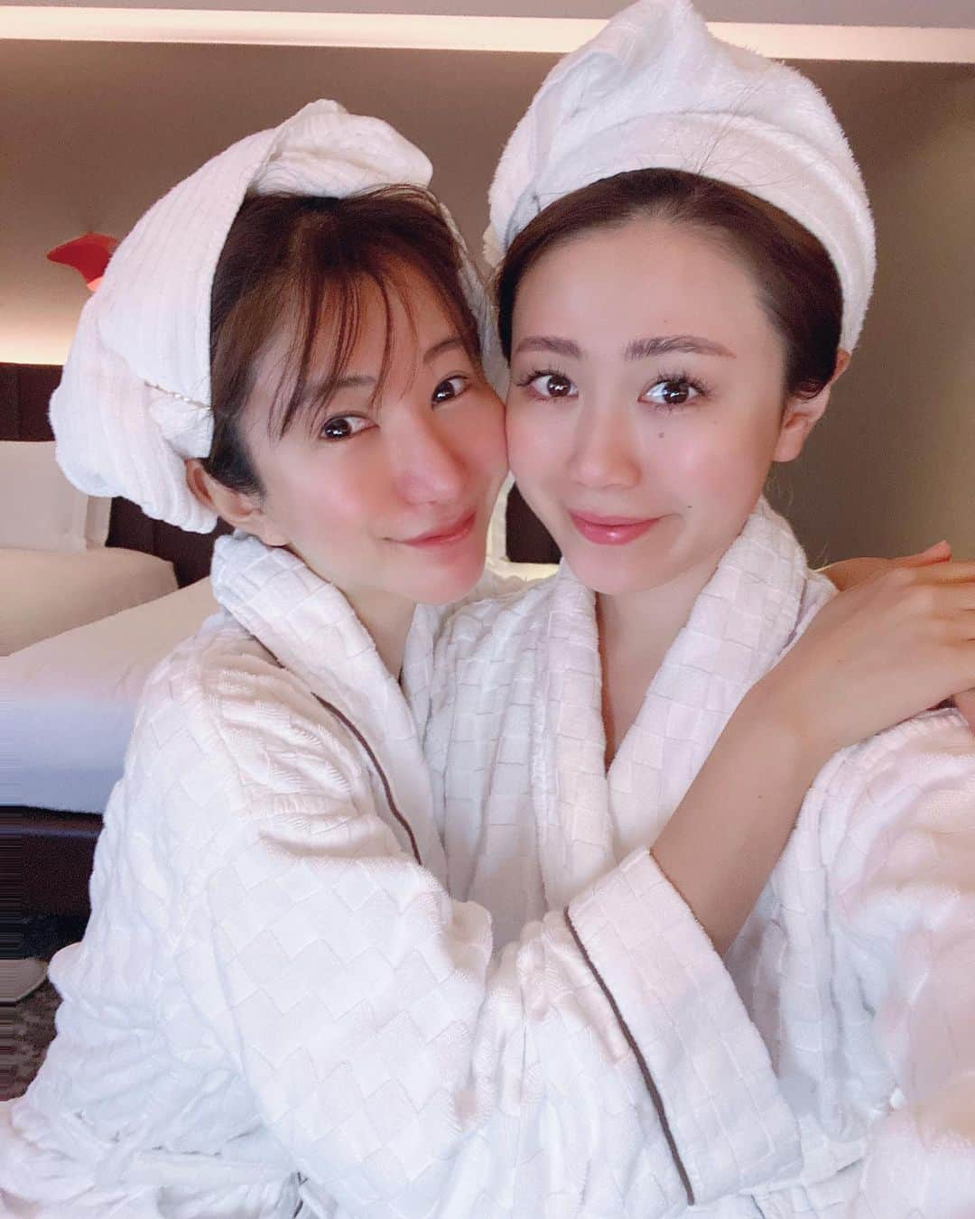 中村江莉香さんのインスタグラム写真 - (中村江莉香Instagram)「#ホテル女子会 #大阪 🧖‍♀️ すっぴんで過ごせるのって幸せ〜♥️ スキンケアは... #美容皮膚科 の#山下真理子先生 監修#美容パック ☺️✨ ２人パックして一緒にお風呂浸かって🛀#ちゃぷちゃぷ時間 👼🤍🤍 おすすめパックはAmazonでの販売がメインなので是非チェックしてみてください‼︎💋ストーリーにupしたよん(^^)#PR  今夜もイチナナします‼︎😍🍷  #飲兵衛 #飲み過ぎ注意 #ゆでだこ #顔真っ赤 #酔っ払い #女子会 #コンラッド大阪 #コンラッド #conradosaka #美容インフルエンサー #ナノア #NANOA #パック #シートマスク #顔パック #幹細胞コスメ #ヒト幹細胞 #美容好き #美容好きな人と繋がりたい #アラサー女子 #大人女子 #ホテル遊び #貴族ごっこ @nanoa.official」2月10日 17時58分 - erica_nakamura