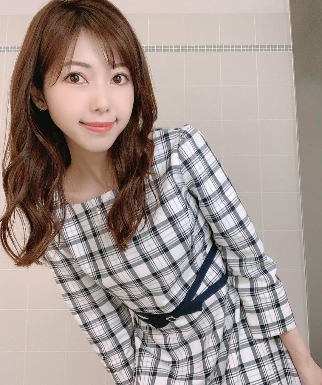 川又智菜美のインスタグラム：「なんだかちょっと良いところに﻿ ご飯に行きたくなる感じの﻿ チェックワンピース👗﻿ （言いたいこと伝わるかなぁ？😂）﻿ ﻿ ロッカーをあけてこの衣装を見たときに﻿ これは絶対リボンピアスだ！🎀と﻿ 思いました☺️笑﻿ ﻿ 花粉が飛び始めているようですね💦﻿ はやく薬を飲み始めないと💊﻿」