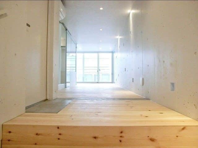 グッドルームさんのインスタグラム写真 - (グッドルームInstagram)「無垢の質感や、機能性にもこだわりを感じる。  東京 #東長崎 1LDK 43.6㎡  ▼無垢床パラダイス  ----------------------  約44平米の1LDK。 2人入居やルームシェアもできるお部屋です。  間取りはとても変わっていて、 玄関を中心に二手に分かれています。  玄関から入ってすぐにある洋室は10帖ほど。 片側にはガラス張りのサニタリーがあり開放的。 無垢の温かみと、そのクールさの相性がいい◎  リビングは階段を降りたところ。 階段がある分、天井が高いのが魅力的。 キッチンは4口コンロで、 本格的なお料理にも挑戦できそうです。  大きな窓があるので朝が楽しみになりそう。 無垢の素材を楽しみながら、心地よい空間に。  ※写真と文章は3階の反転間取り別部屋のものです ※2021年2月下旬より入居可能のお部屋です  ・⁠ こちらの物件は実際に住めるお部屋です。詳細はストーリー、ハイライトにて！⁠ ・⁠ こだわりのお部屋探しは、@goodroom_jp から URLをチェック！⁣⁣⁣⁣⁣⁣⁣⁣⁣⠀⁣⠀⁠ ・⠀⁠ ※最新のお家賃につきましては、リンク先物件ページからご確認ください。⁠ ⁠・⁠ #tokyo #goodroom #interiordesign #decoration  #myhome #homedesign #interiordecor #urbanlife #apartment  #生活 #お部屋探し #日々の暮らし #引っ越し #賃貸 #丁寧な暮らし #暮らしを整える #お洒落な暮らし #理想の空間 #間取り図 #シンプルな暮らし #東京 #東京賃貸 #2人暮らし #二人暮らし #1LDK #1LDK賃貸 #無垢床 #ルームシェア #バスルーム」2月10日 18時00分 - goodroom_jp