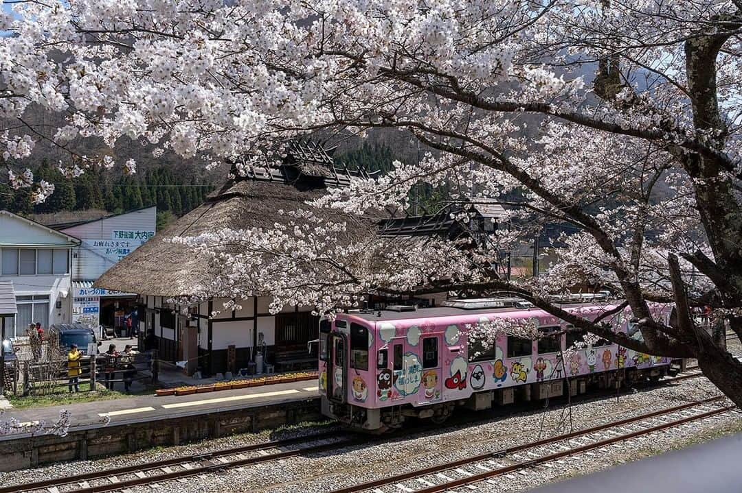 TOBU RAILWAY（東武鉄道）さんのインスタグラム写真 - (TOBU RAILWAY（東武鉄道）Instagram)「. . 🚩Yunokami Onsen - Aizu,Japan . . [Want to keep it a secret! Feel Japan's spring in Yunokami Onsen, a secret spa resort in Aizu!] . Yunokami Onsen in Aizu has been loved by onsen (hot spring) lovers and the local people. This spa resort is ideal to stay over during your trip to Aizu, because it is also close to Ouchijuku, a popular sightseeing spot in Aizu. The nearest station is Yunokami Onsen Station, which is a station building with a traditional thatch roof. In spring, cherry blossoms bloom around the station building. Its unspoiled landscape will surely make you feel as if you time traveled to old Japan. How about "Yunokami Onsen" for your next trip?  . #visituslater #stayinspired #nexttripdestination . . . #aizu #yunokamionsen  #hotspring #japantrip #discoverjapan #travelgram #japantrip #tobujapantrip #unknownjapan #jp_gallery #visitjapan #japan_of_insta #art_of_japan #instatravel #japan #instagood #travel_japan #exoloretheworld #ig_japan #explorejapan #travelinjapan #beautifuldestinations #japan_vacations #beautifuljapan #japanexperience #cherryblossomjapan #japanspring」2月10日 18時00分 - tobu_japan_trip