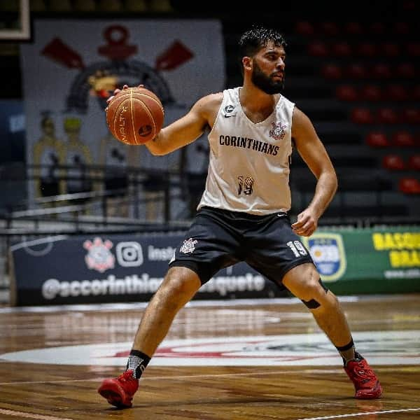 コリンチャンスさんのインスタグラム写真 - (コリンチャンスInstagram)「Hoje também tem Timão dentro de quadra! 🏀 ⛹️⠀ ⠀ 🏀 Caxias do Sul x @sccorinthians.basquete ⠀ 🏆 @nbb⠀ ⏰ 20h ⠀ 🏟️ Ginásio Poliesportivo Wlamir Marques ⠀ 📺 @dazn_bra ⠀ ⠀ 📸 Beto Miller ⠀ ⠀ #CorinthiansBasquete ⠀ #NaBaseDaRaça ⠀ #VaiCorinthians」2月10日 18時00分 - corinthians