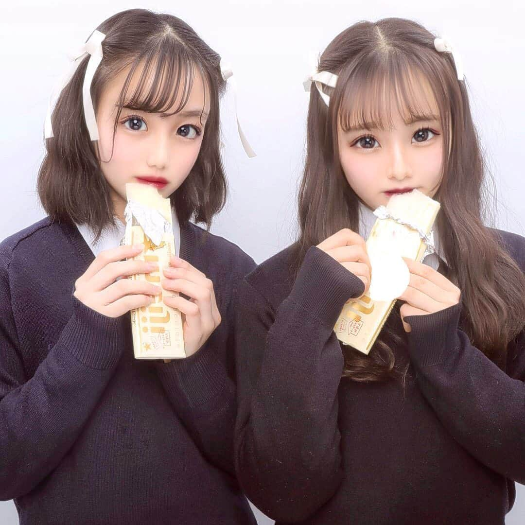 RiLiさんのインスタグラム写真 - (RiLiInstagram)「チョコレートと一緒に撮る⁣ 【バレンタインプリ】💝⁣ .⁣ リボンを使ってヘアアレンジするのが定番みたい👼🏻🎀⁣ 今年はピンクのチョコレートを⁣ 持つのもオススメだよ🤍⁣ .⁣ バレンタインプリを撮って⁣ 素敵な思い出をつくってね🎶⁣ .⁣⁣ ❣❣❣❣❣⁣⁣⁣ サイトやSNSで掲載させていただくお写真募集中😘📸⁣⁣⁣ かわいいコーデやアイテム、注目スポットなどが撮れたら、ハッシュタグ→#rili_tokyo を付けて投稿❗⁣⁣⁣ ．⁣⁣⁣⁣⁣⁣ Special Thanks💋 Photo by⁣⁣⁣⁣⁣⁣ @__01.19__⁣ @po_micfy1o8⁣ @__morghv⁣ @a_.171cm⁣ @nn._.gram⁣ ．⁣⁣⁣⁣⁣⁣ ⁣ #バレンタインプリ#jkの素敵な思い出#バレンタイン#バレンタインデー#バレンタインラッピング#ラッピング#ラッピングアイディア#クッキー#手作りバレンタイン#バレンタイン2021#RiLi #ファッション #패션스타그램 #ootd #outfit#RiLi #おしゃれさんと繋がりたい #お洒落さんと繋がりたい #ファッション #패션스타그램 #ootd #outfit」2月10日 18時00分 - rili.tokyo