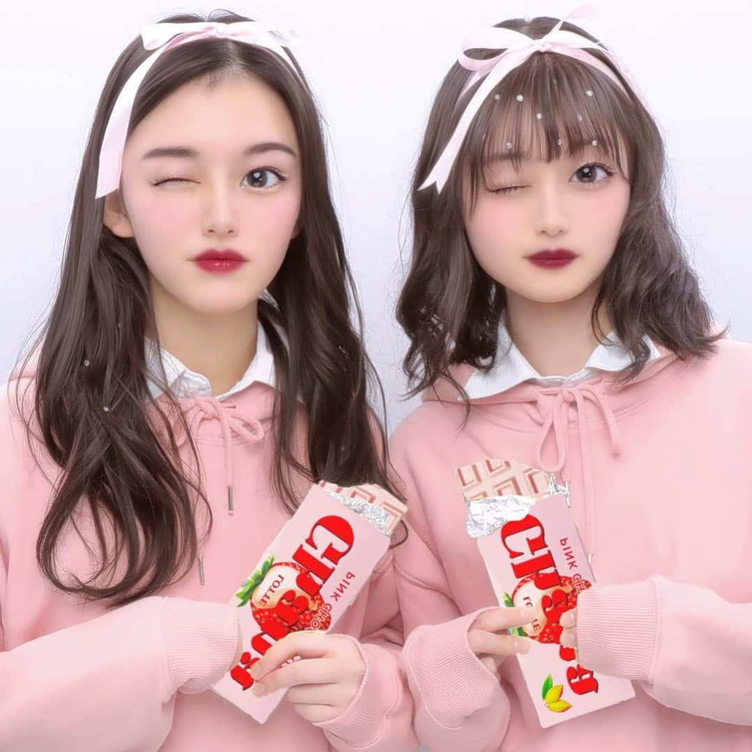 RiLiさんのインスタグラム写真 - (RiLiInstagram)「チョコレートと一緒に撮る⁣ 【バレンタインプリ】💝⁣ .⁣ リボンを使ってヘアアレンジするのが定番みたい👼🏻🎀⁣ 今年はピンクのチョコレートを⁣ 持つのもオススメだよ🤍⁣ .⁣ バレンタインプリを撮って⁣ 素敵な思い出をつくってね🎶⁣ .⁣⁣ ❣❣❣❣❣⁣⁣⁣ サイトやSNSで掲載させていただくお写真募集中😘📸⁣⁣⁣ かわいいコーデやアイテム、注目スポットなどが撮れたら、ハッシュタグ→#rili_tokyo を付けて投稿❗⁣⁣⁣ ．⁣⁣⁣⁣⁣⁣ Special Thanks💋 Photo by⁣⁣⁣⁣⁣⁣ @__01.19__⁣ @po_micfy1o8⁣ @__morghv⁣ @a_.171cm⁣ @nn._.gram⁣ ．⁣⁣⁣⁣⁣⁣ ⁣ #バレンタインプリ#jkの素敵な思い出#バレンタイン#バレンタインデー#バレンタインラッピング#ラッピング#ラッピングアイディア#クッキー#手作りバレンタイン#バレンタイン2021#RiLi #ファッション #패션스타그램 #ootd #outfit#RiLi #おしゃれさんと繋がりたい #お洒落さんと繋がりたい #ファッション #패션스타그램 #ootd #outfit」2月10日 18時00分 - rili.tokyo